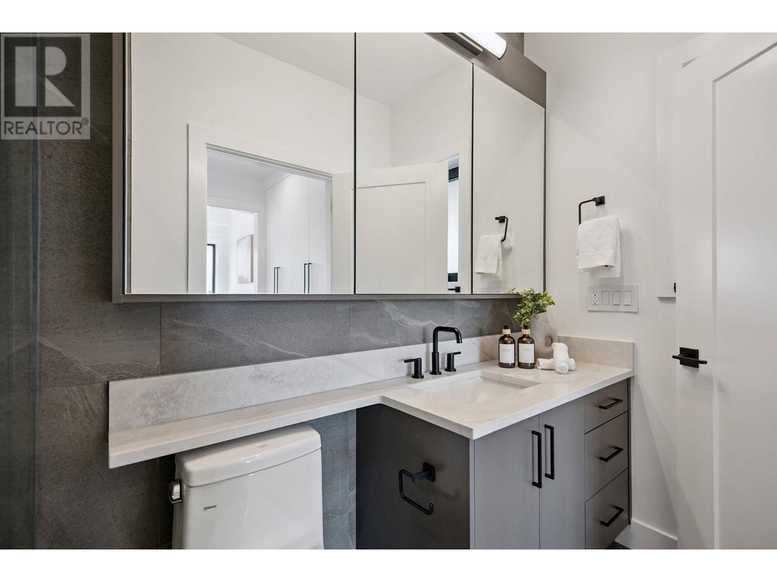 Photo 17 of 2 1079 E 14th Avenue, Vancouver BC