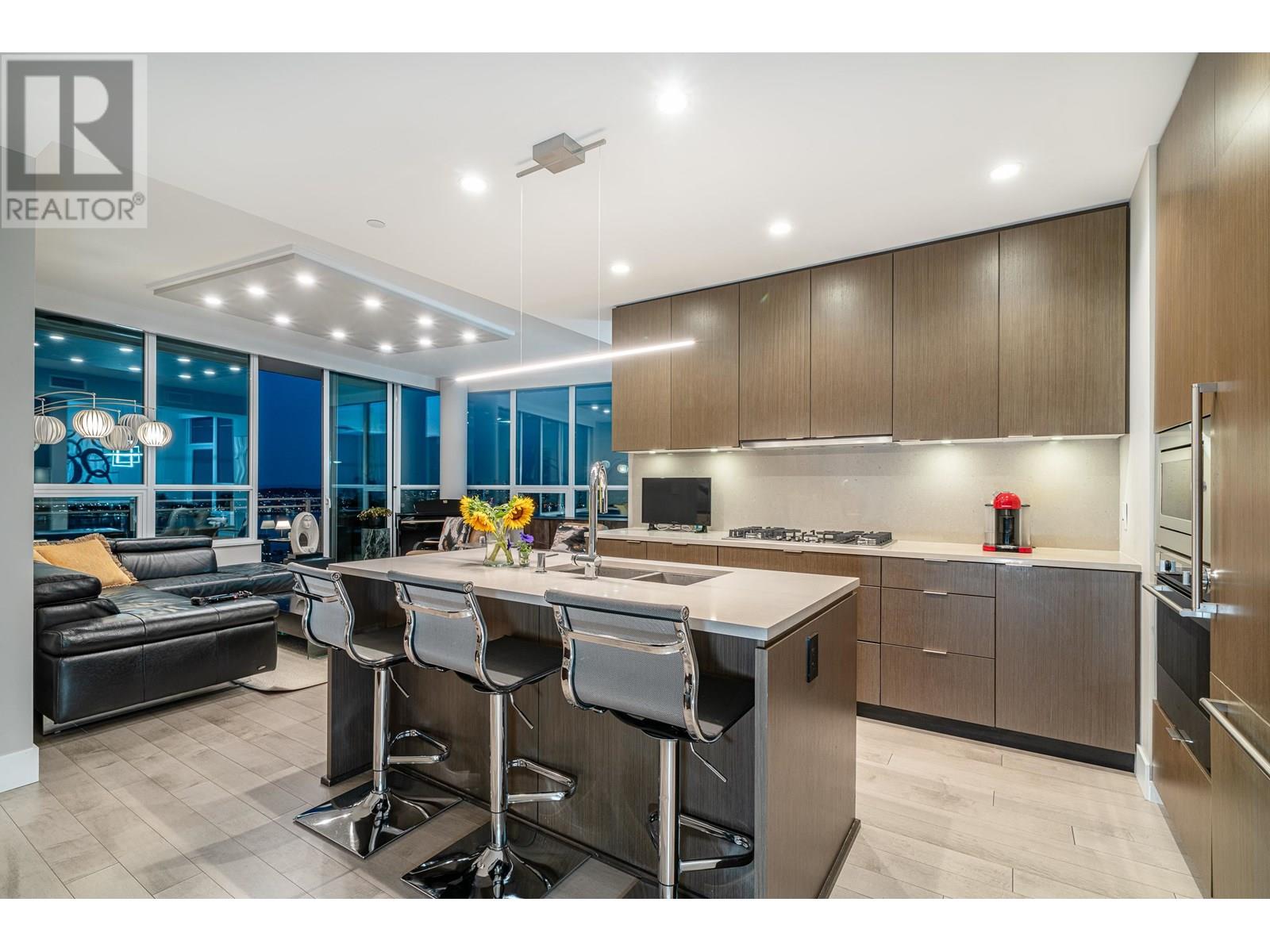 2302 125 E 14TH STREET, North Vancouver