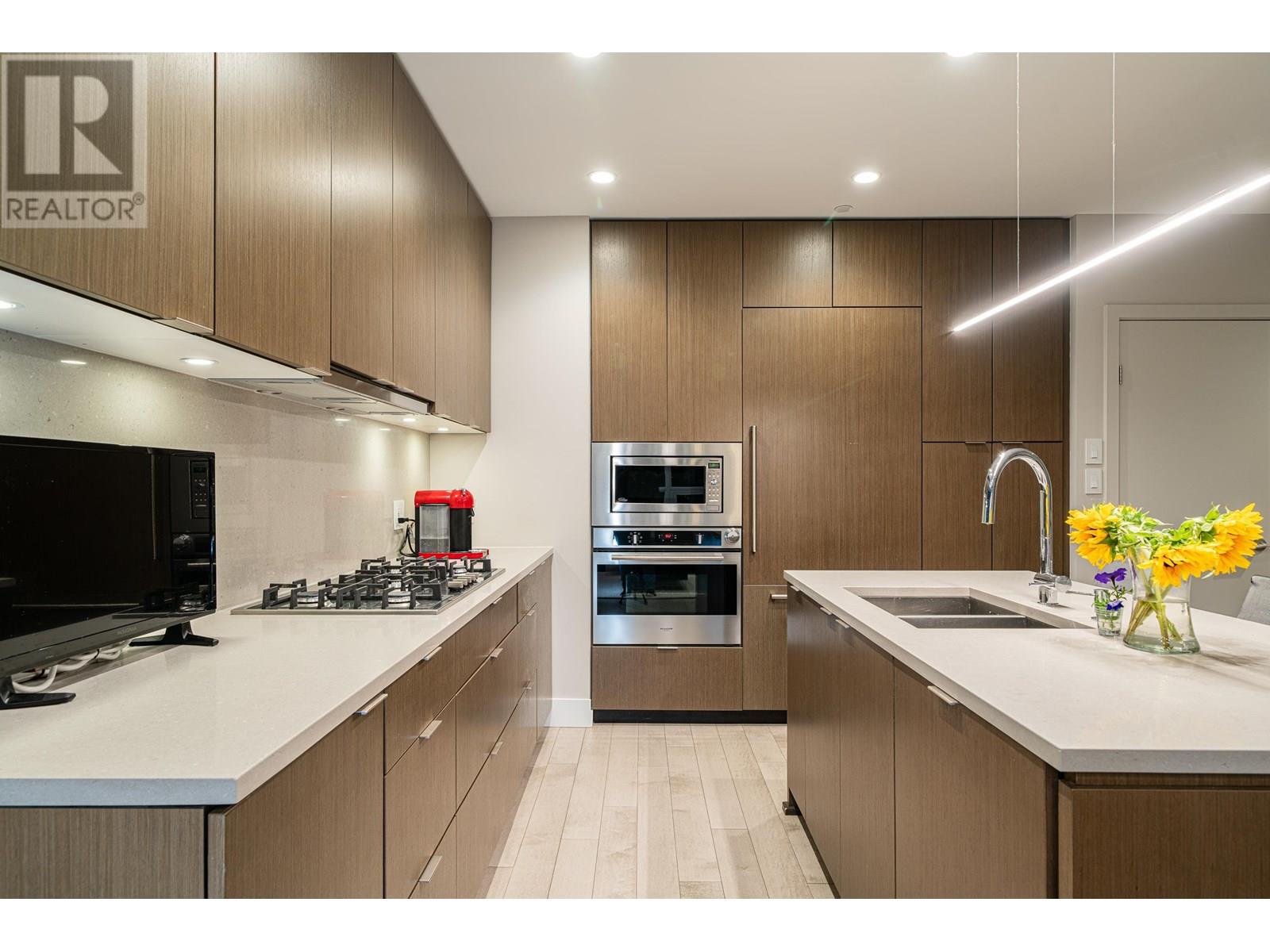 2302 125 E 14TH STREET, North Vancouver