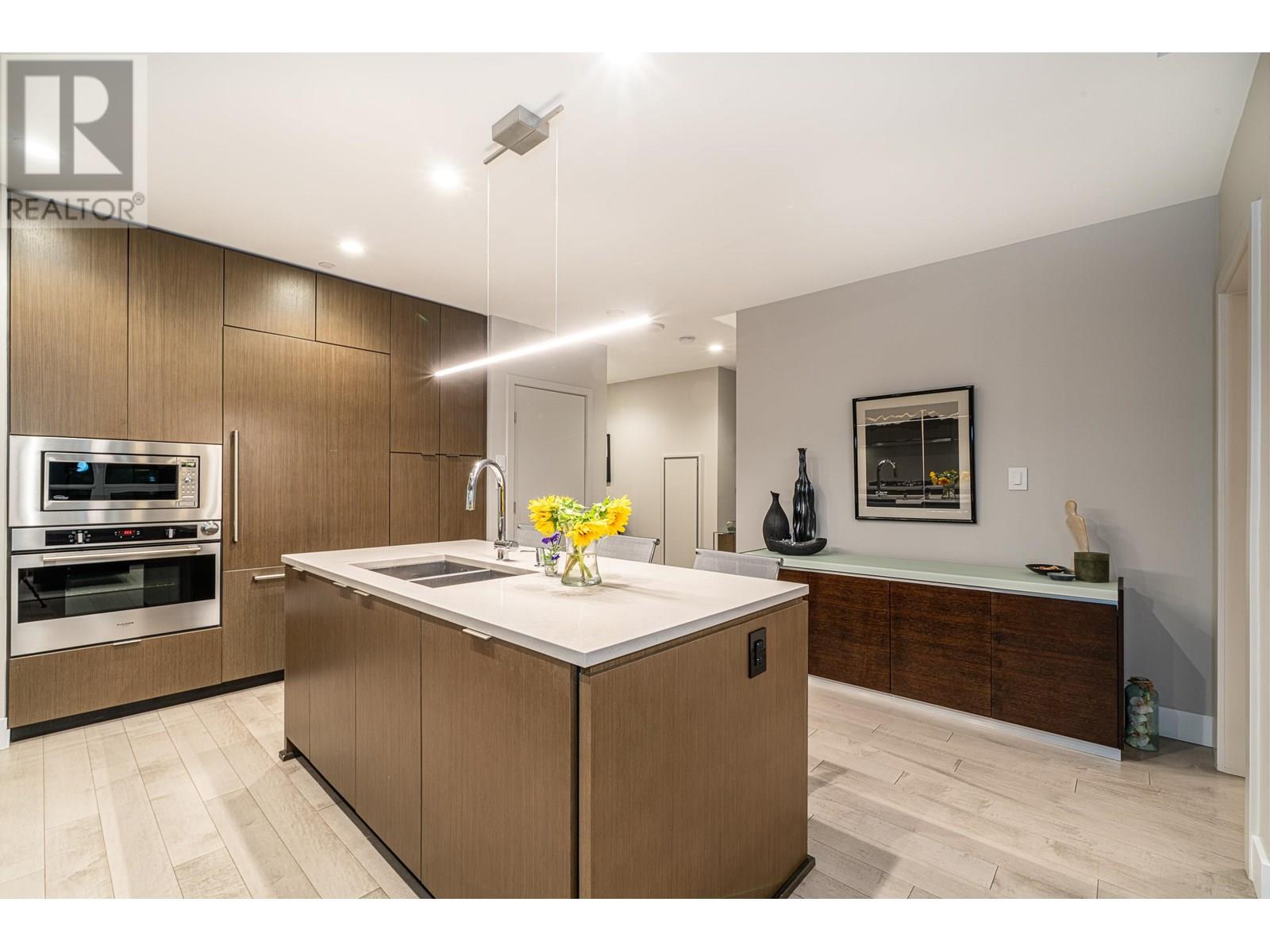 2302 125 E 14TH STREET, North Vancouver