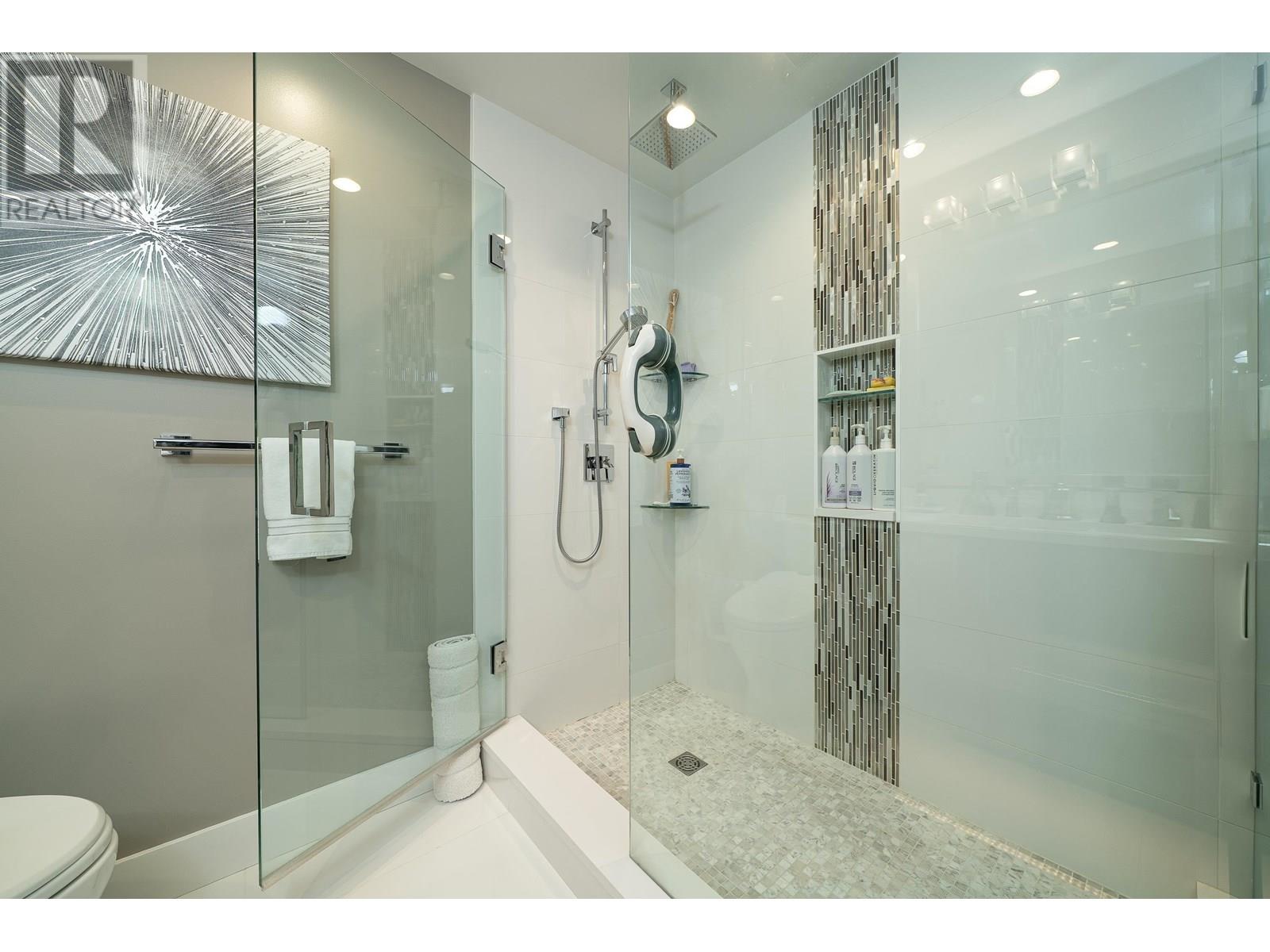 2302 125 E 14TH STREET, North Vancouver