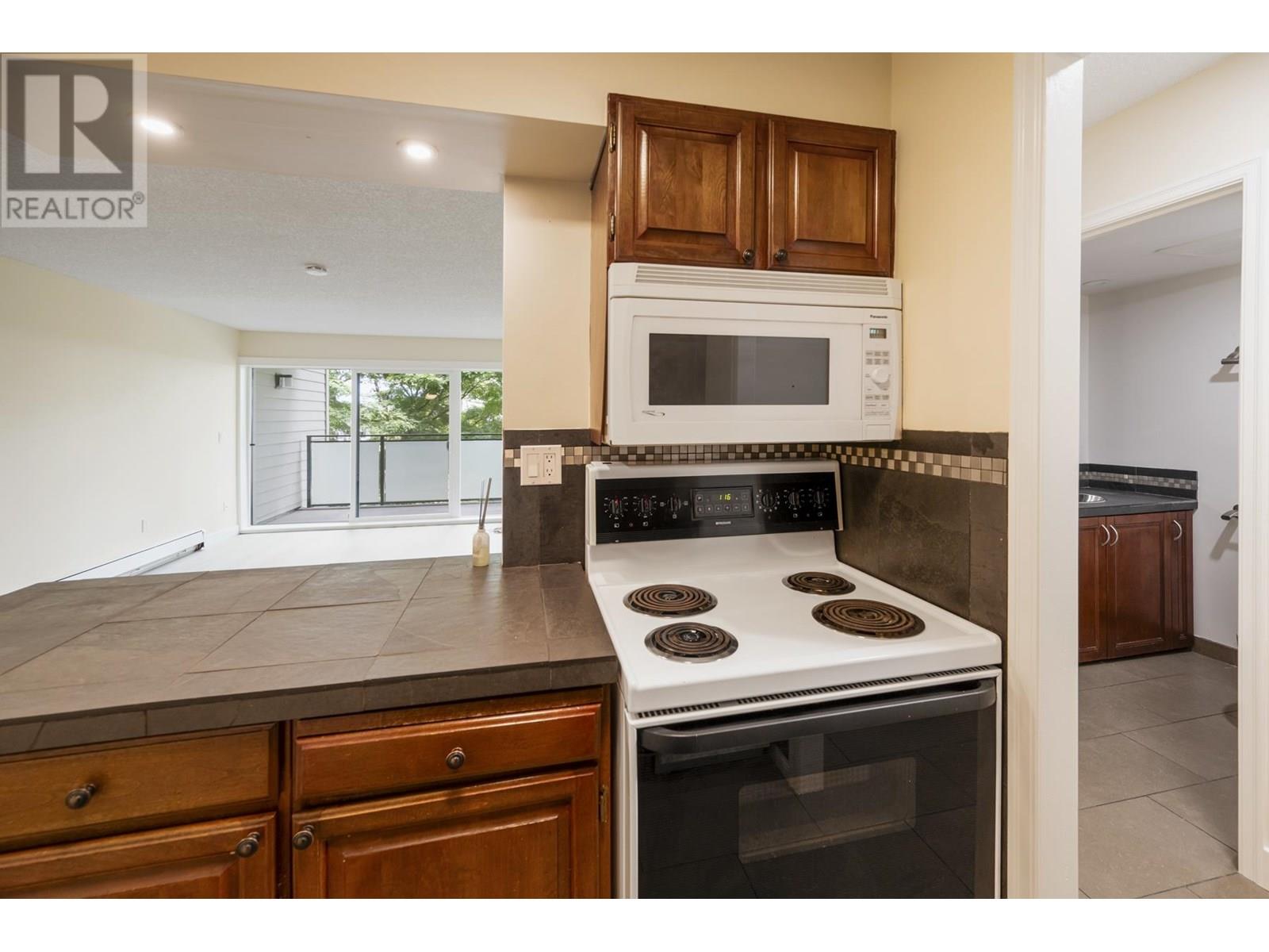 Photo 3 of 302 1066 E 8th Avenue, Vancouver BC