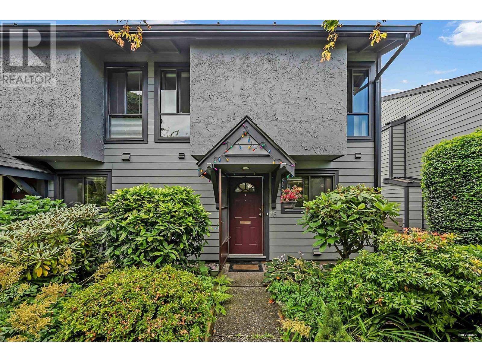 Photo 1 of 16 225 W 14th Street, North Vancouver BC