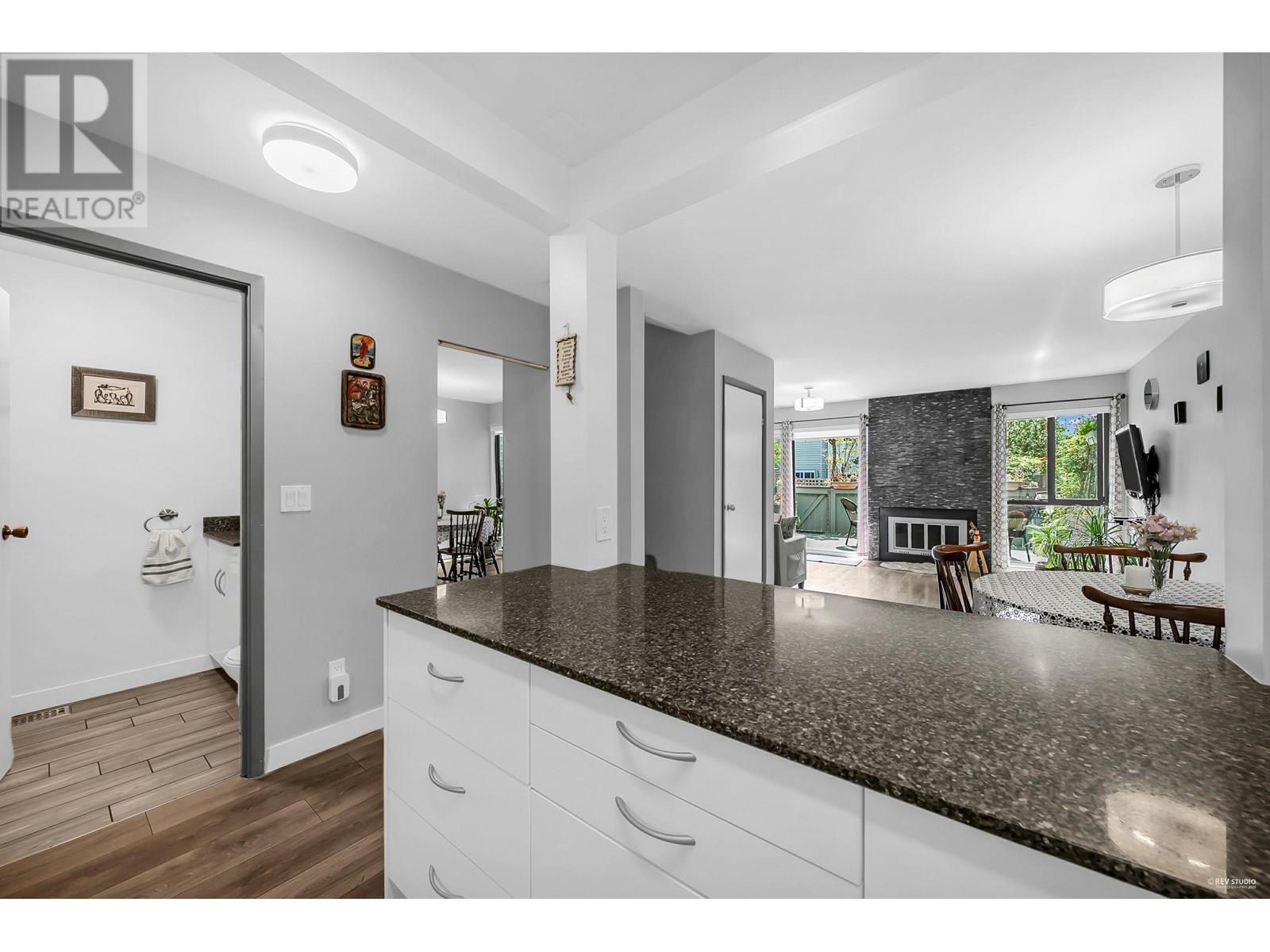 Photo 4 of 16 225 W 14th Street, North Vancouver BC