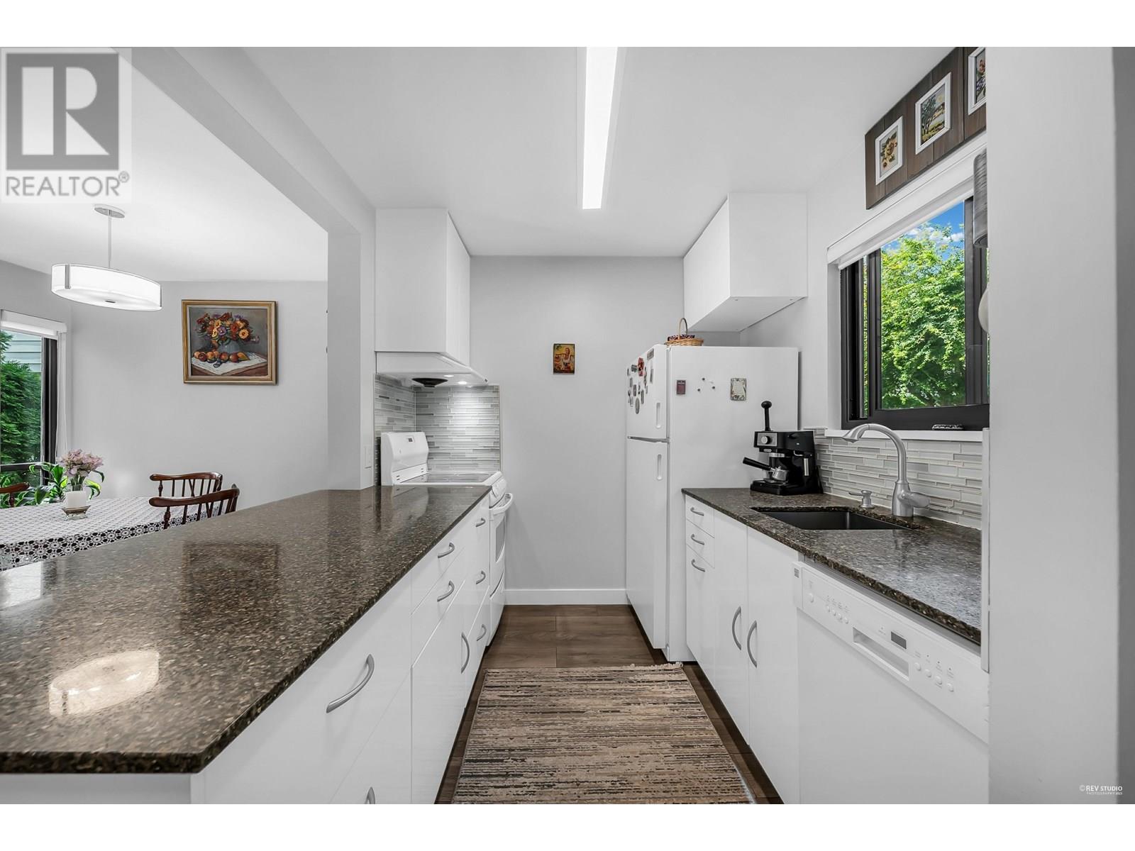 Photo 5 of 16 225 W 14th Street, North Vancouver BC