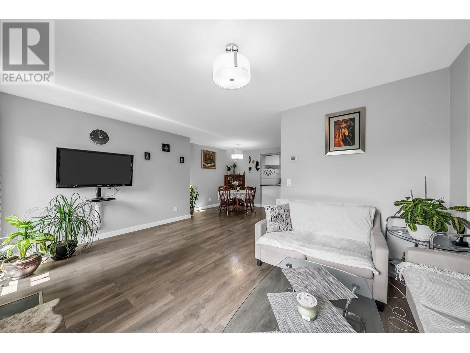 Photo 6 of 16 225 W 14th Street, North Vancouver BC