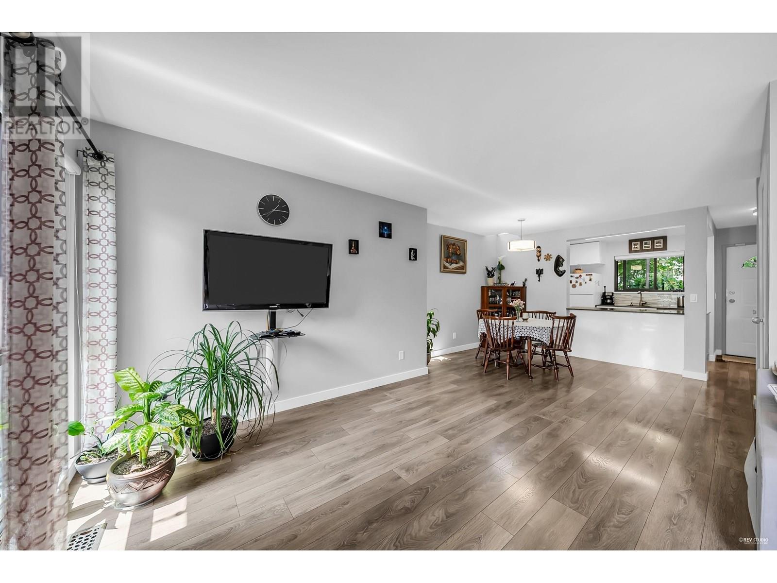 Photo 13 of 16 225 W 14th Street, North Vancouver BC