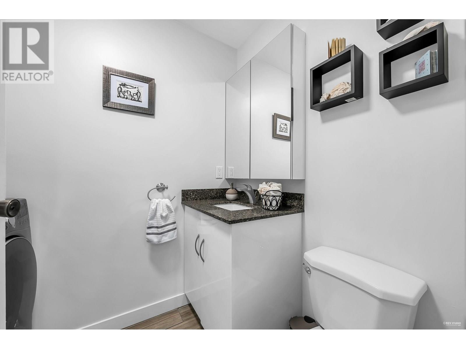 Photo 15 of 16 225 W 14th Street, North Vancouver BC
