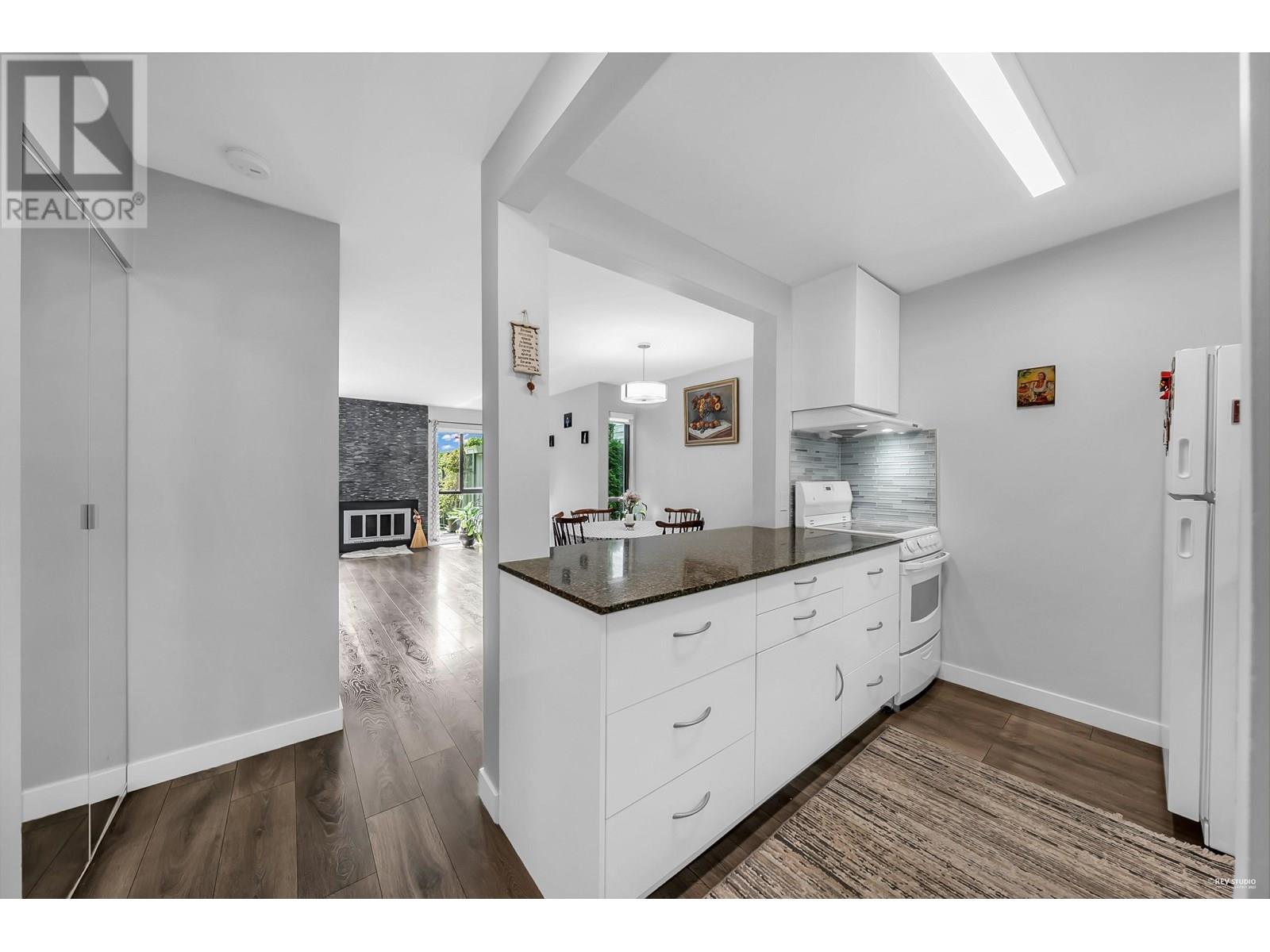 Photo 3 of 16 225 W 14th Street, North Vancouver BC