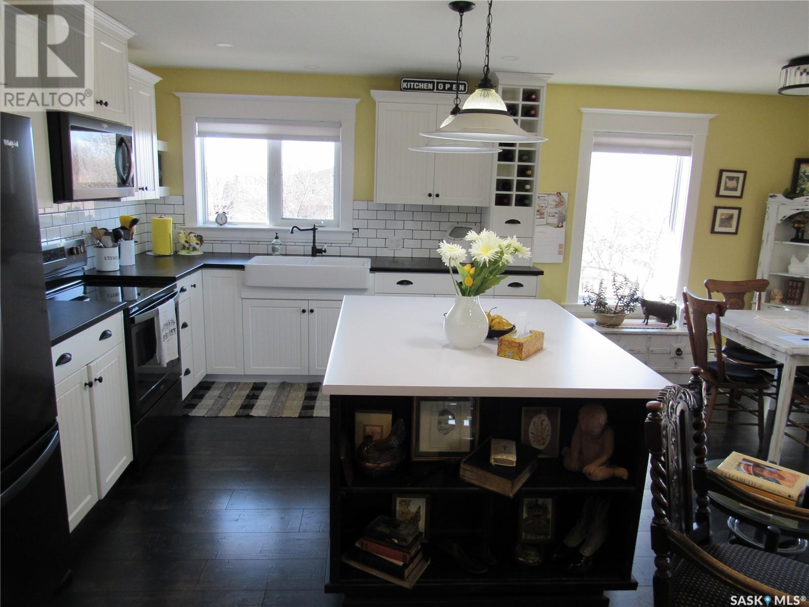 Photo 11 of 303 210 3rd Avenue E, Rosetown SK