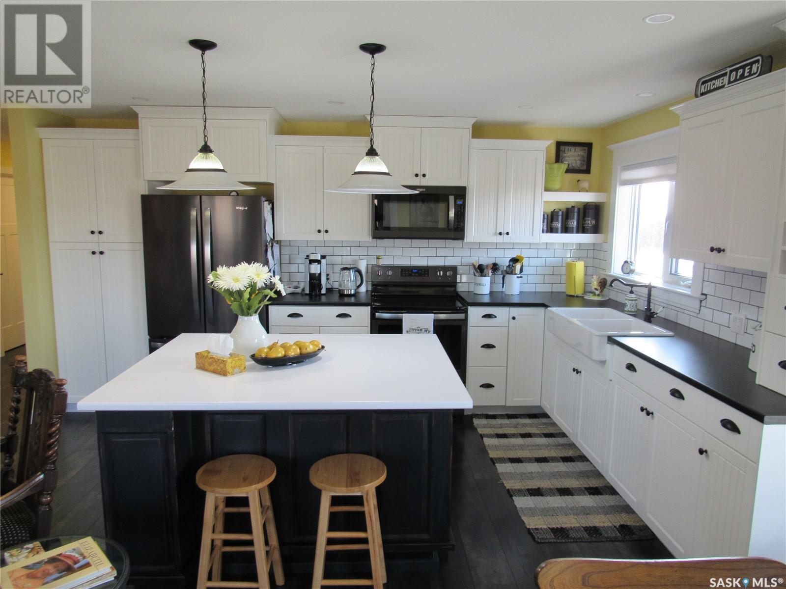 Photo 4 of 303 210 3rd Avenue E, Rosetown SK