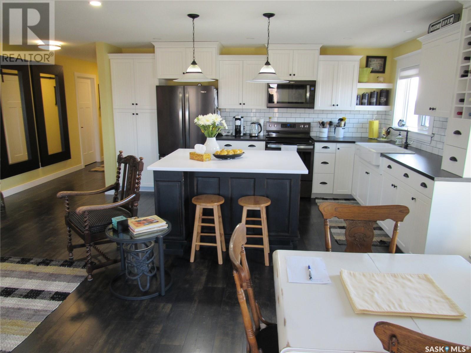 Photo 8 of 303 210 3rd Avenue E, Rosetown SK