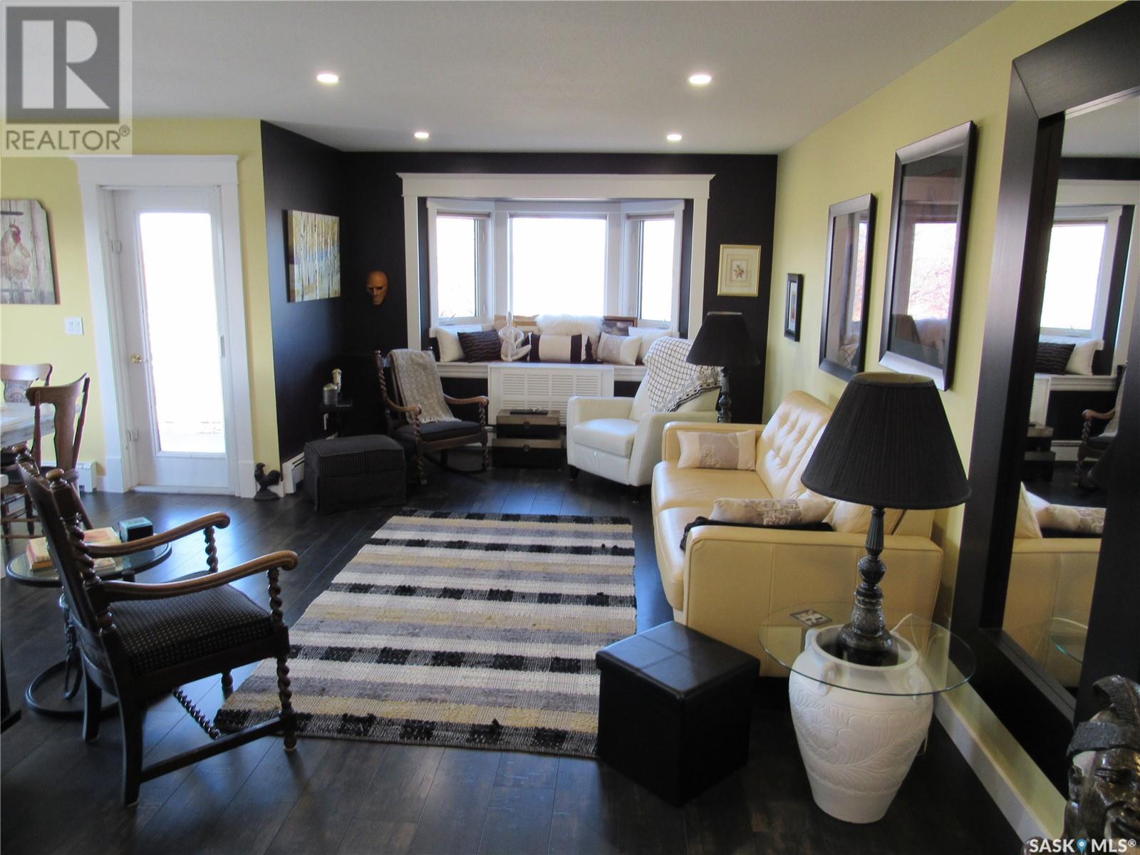 Photo 6 of 303 210 3rd Avenue E, Rosetown SK