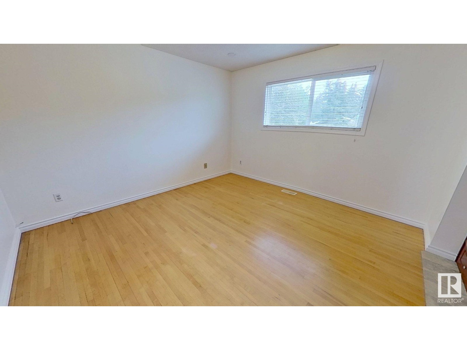 Photo 11 of 3432 81 St Nw, Edmonton AB