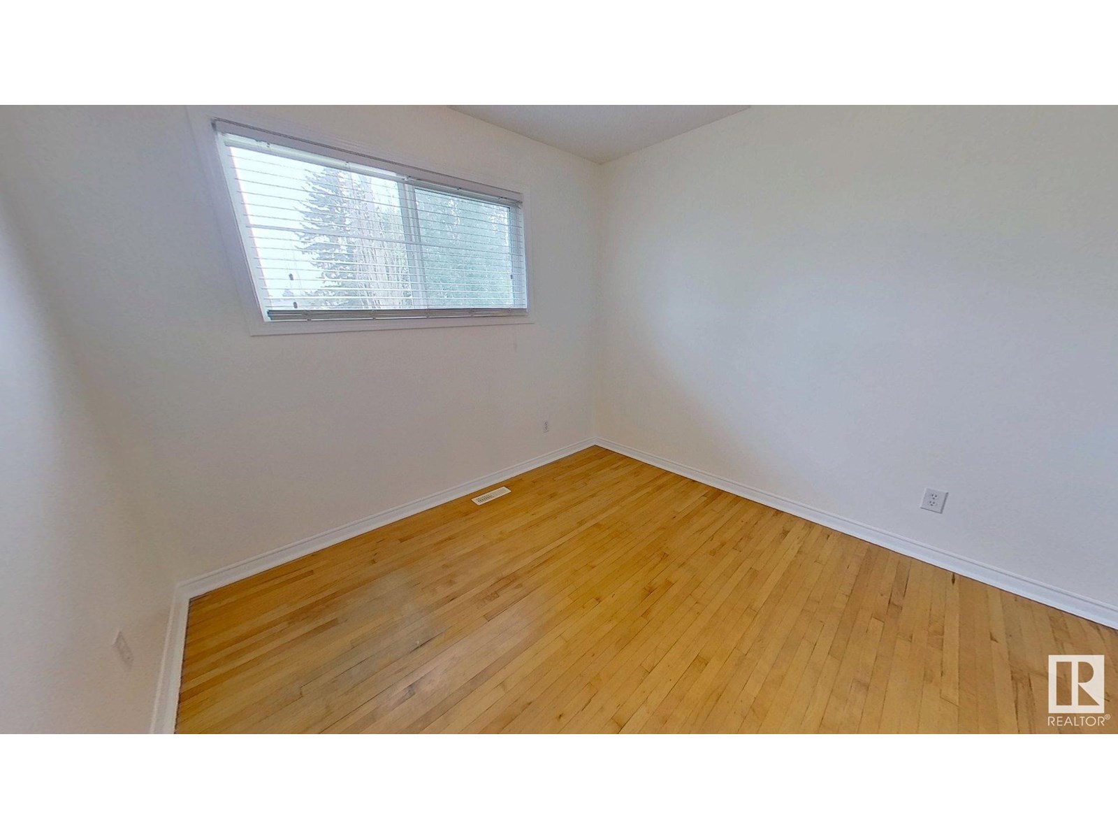 Photo 8 of 3432 81 St Nw, Edmonton AB