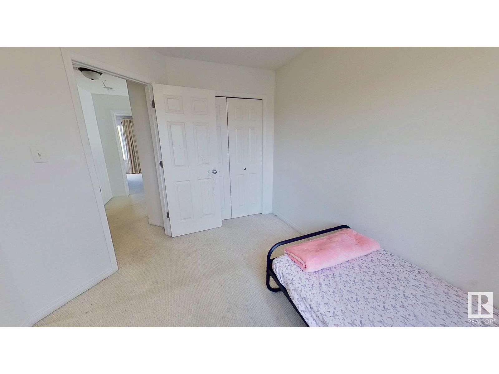 Photo 10 of 5596 Stevens Cr Nw, Edmonton AB