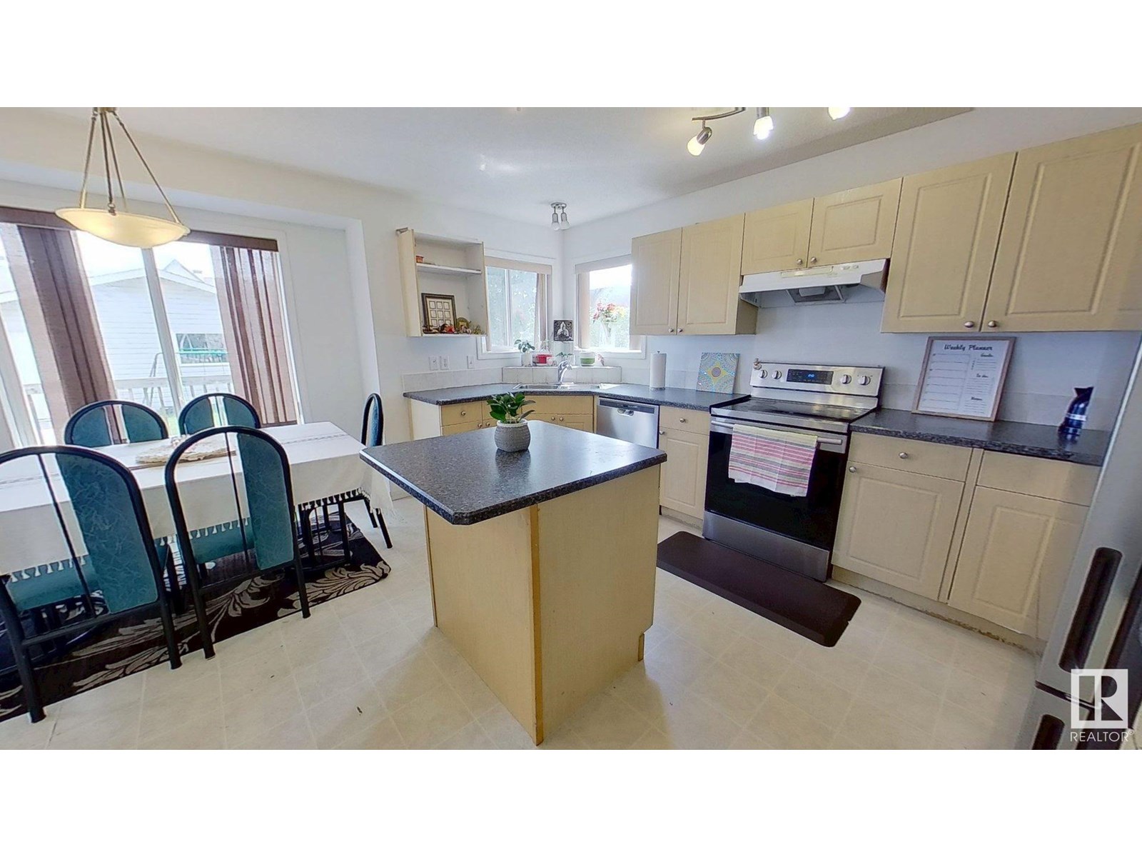 Photo 4 of 5596 Stevens Cr Nw, Edmonton AB
