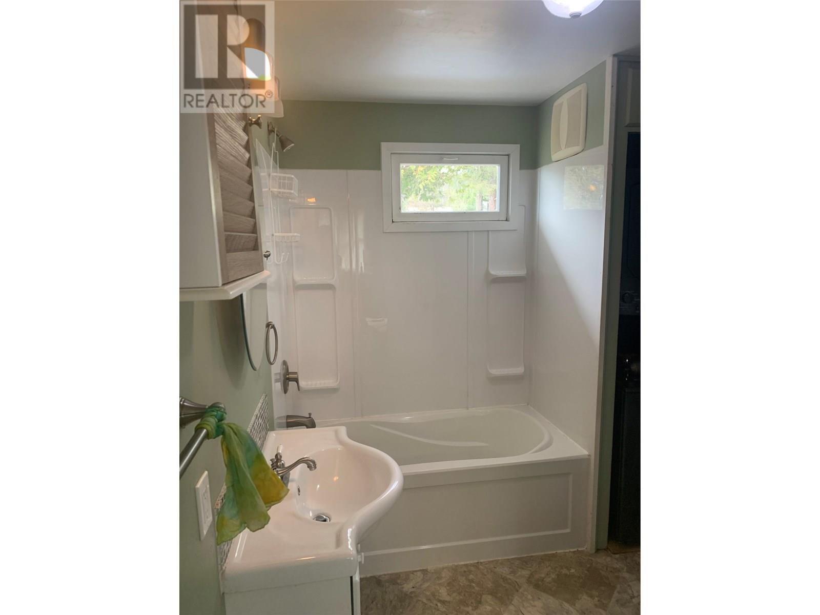572 6 Highway, Nakusp