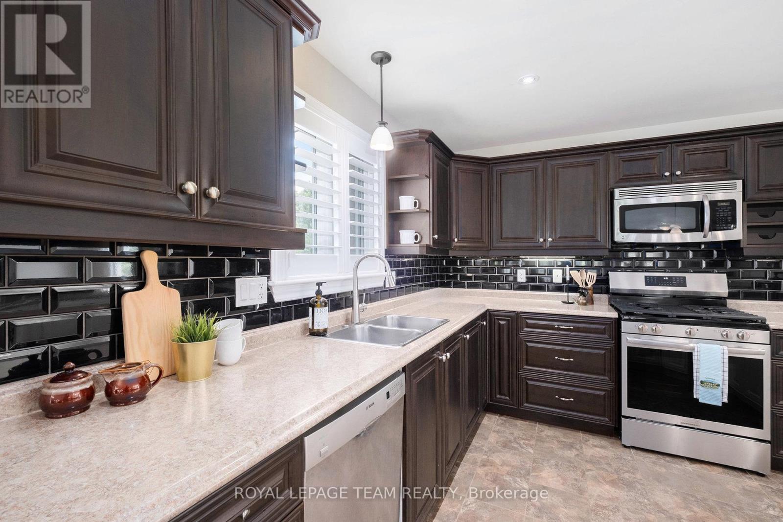 Photo 10 of 124 Stonewalk Drive, North Grenville ON