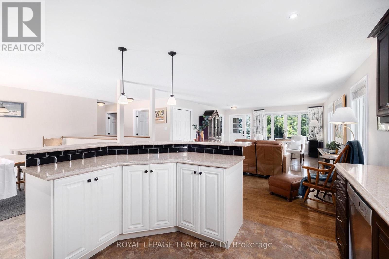 Photo 12 of 124 Stonewalk Drive, North Grenville ON