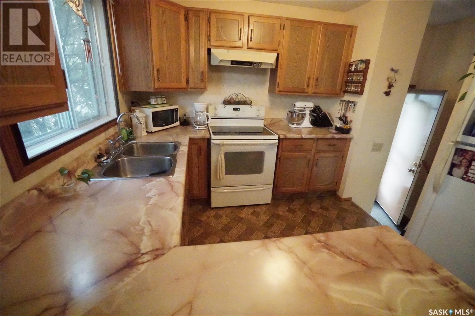 Photo 16 of 986 Garry Street N, Regina SK
