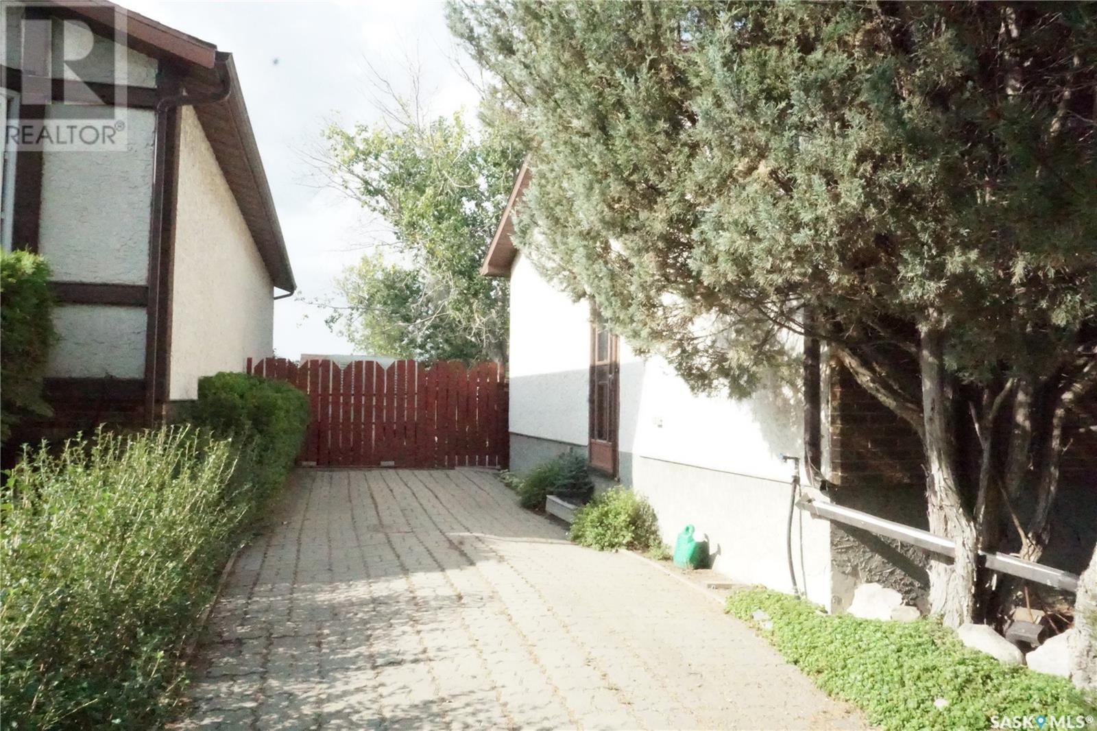 Photo 14 of 986 Garry Street N, Regina SK