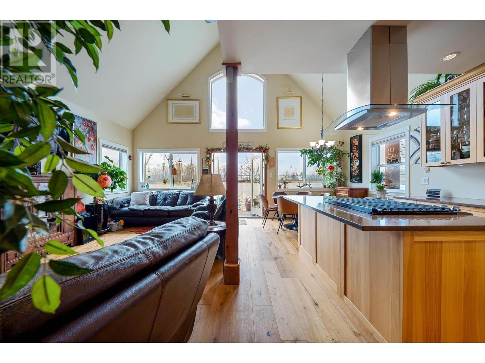 Photo 1 of 7 750 South Dyke Road, New Westminster BC