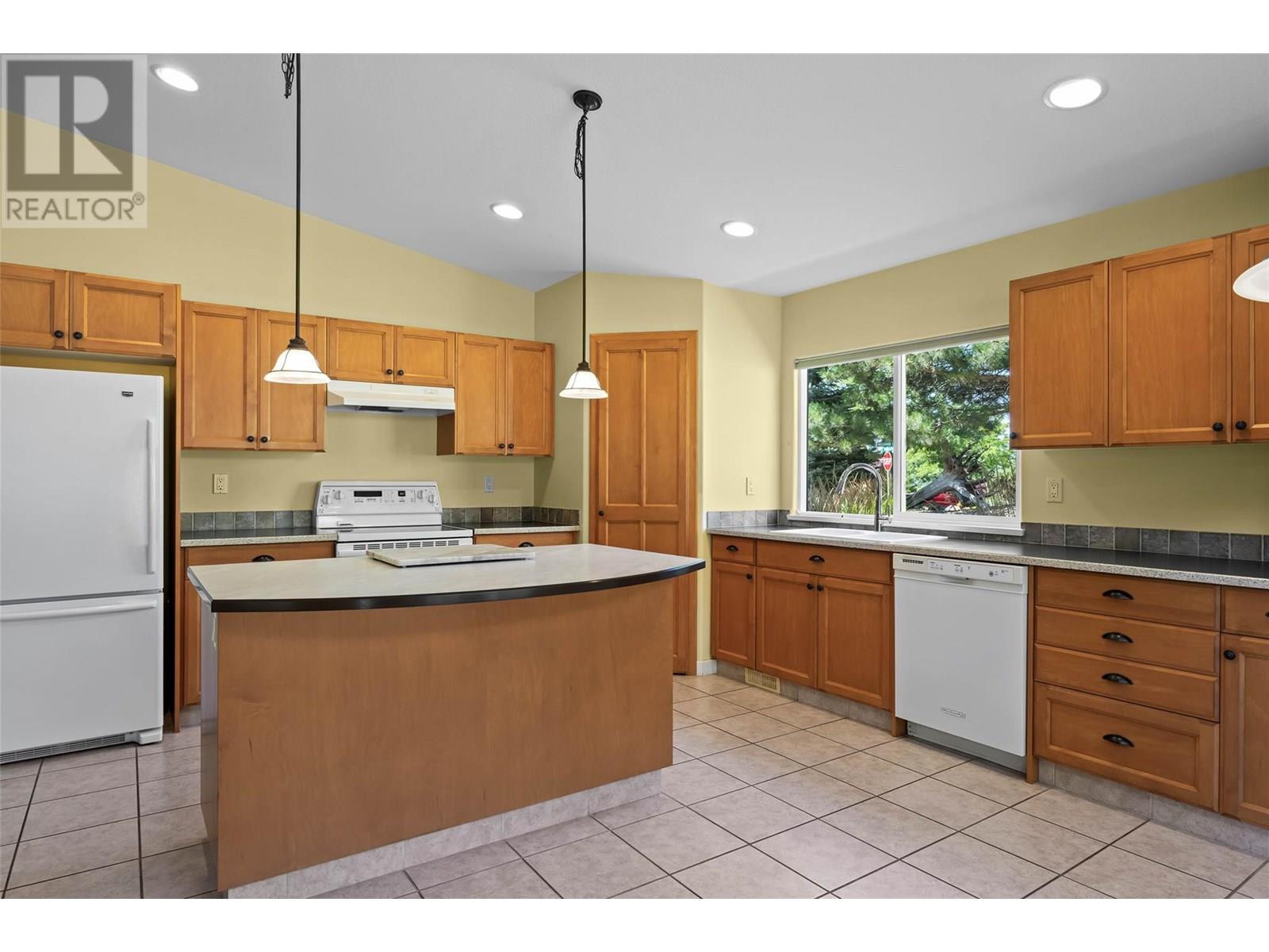 Photo 10 of 765 Rosewood Crescent, Kamloops BC