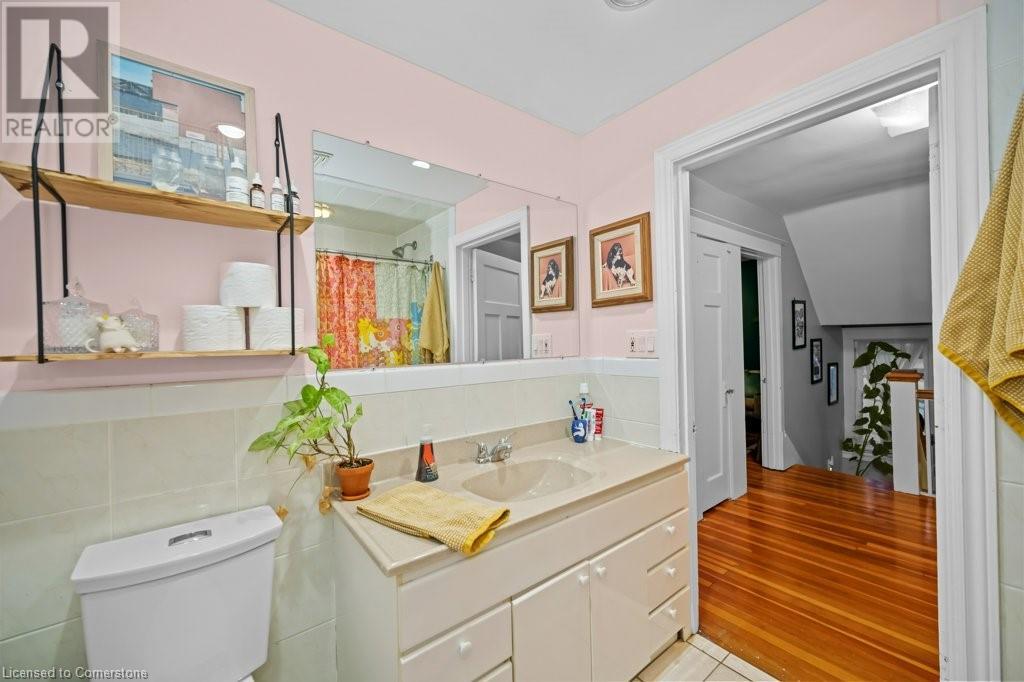 Photo 25 of 48 Balmoral Avenue S Unit Upper, Hamilton ON