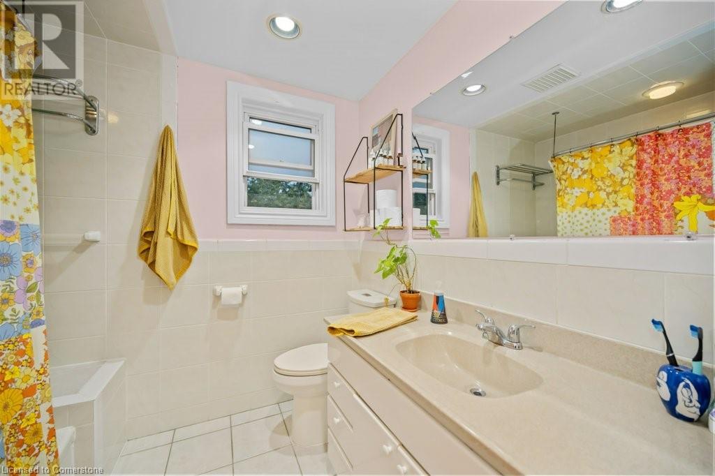 Photo 23 of 48 Balmoral Avenue S Unit Upper, Hamilton ON