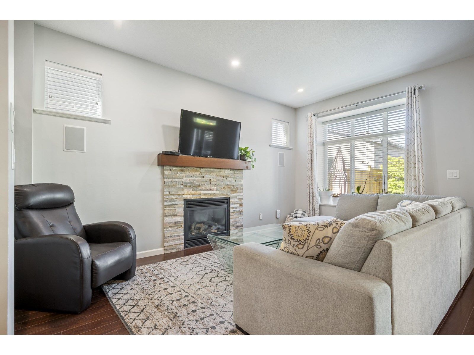 Photo 9 of 6867 208 A Street, Langley BC