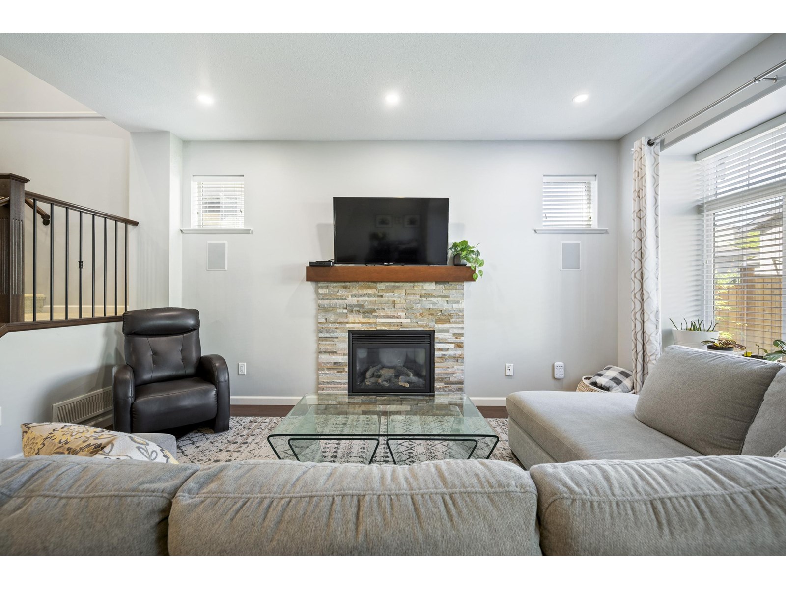 Photo 11 of 6867 208 A Street, Langley BC