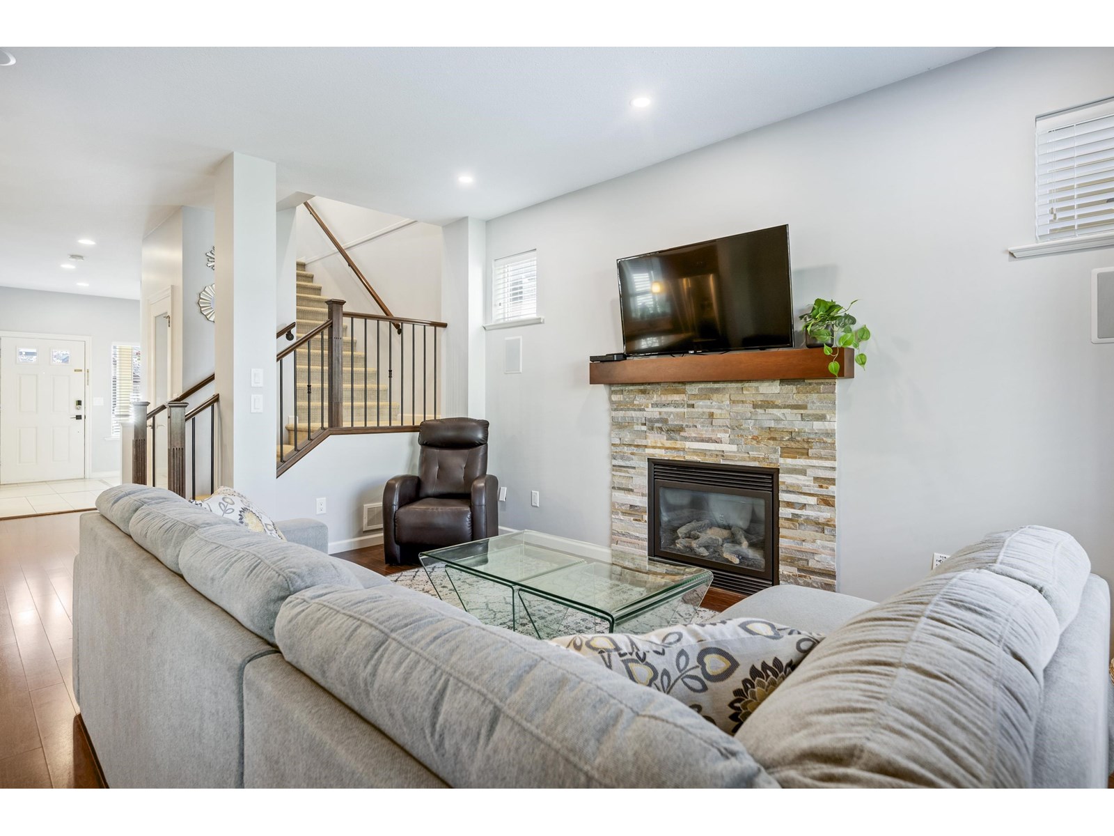 Photo 10 of 6867 208 A Street, Langley BC