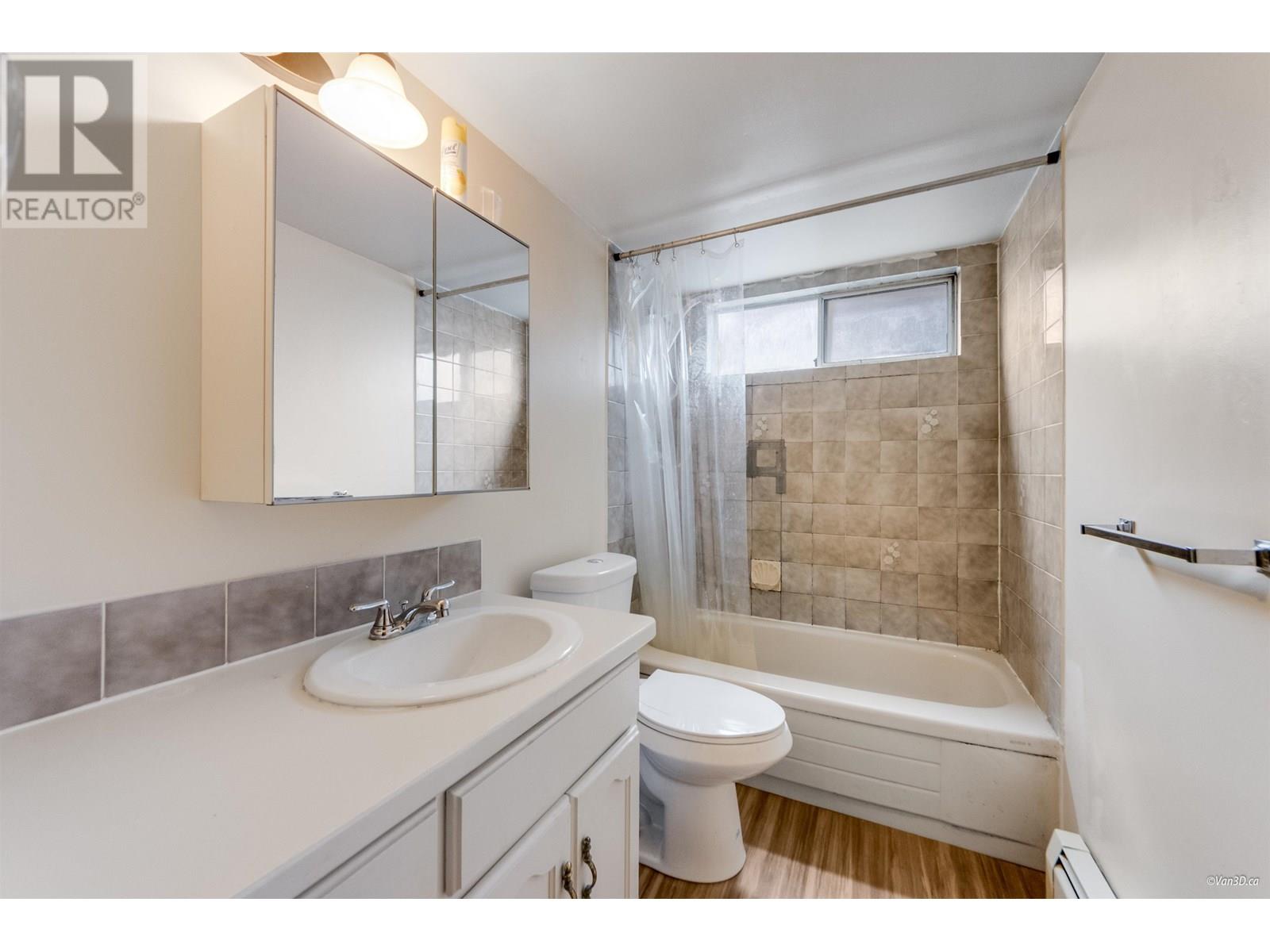Photo 30 of 7769 10th Avenue, Burnaby BC