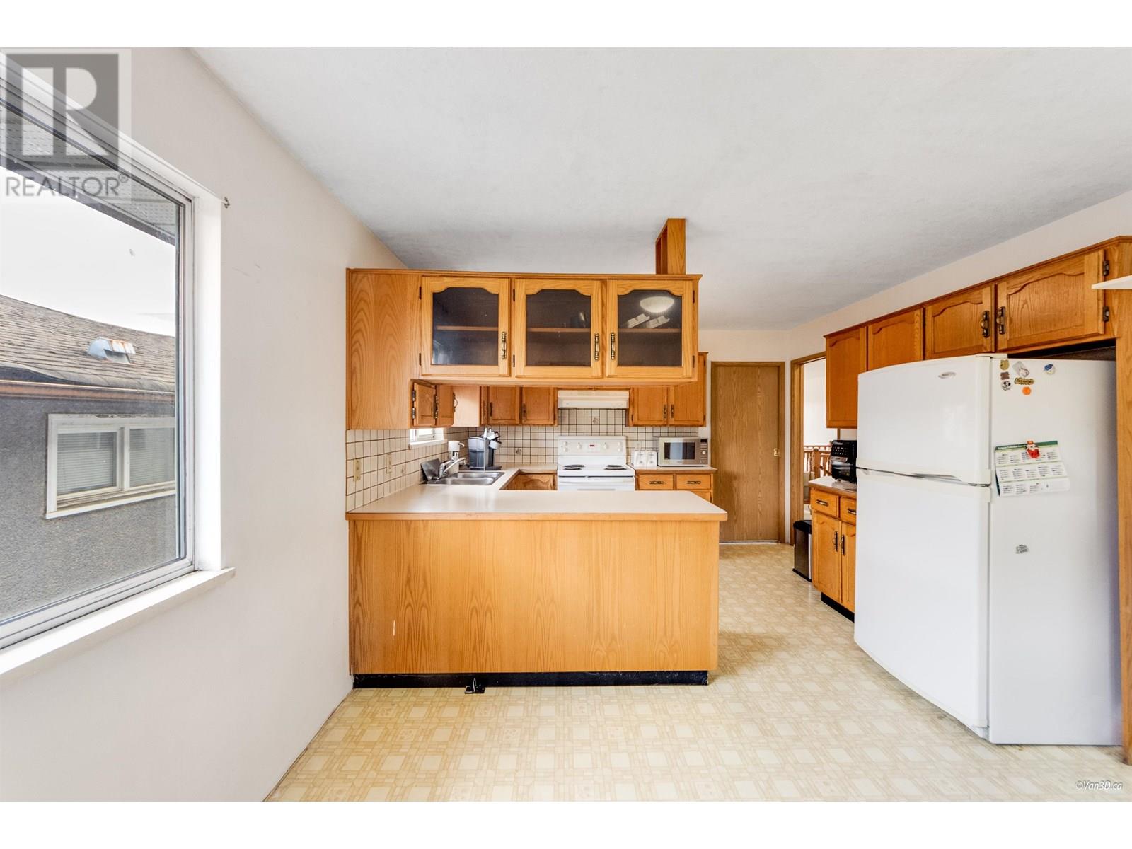 Photo 16 of 7769 10th Avenue, Burnaby BC