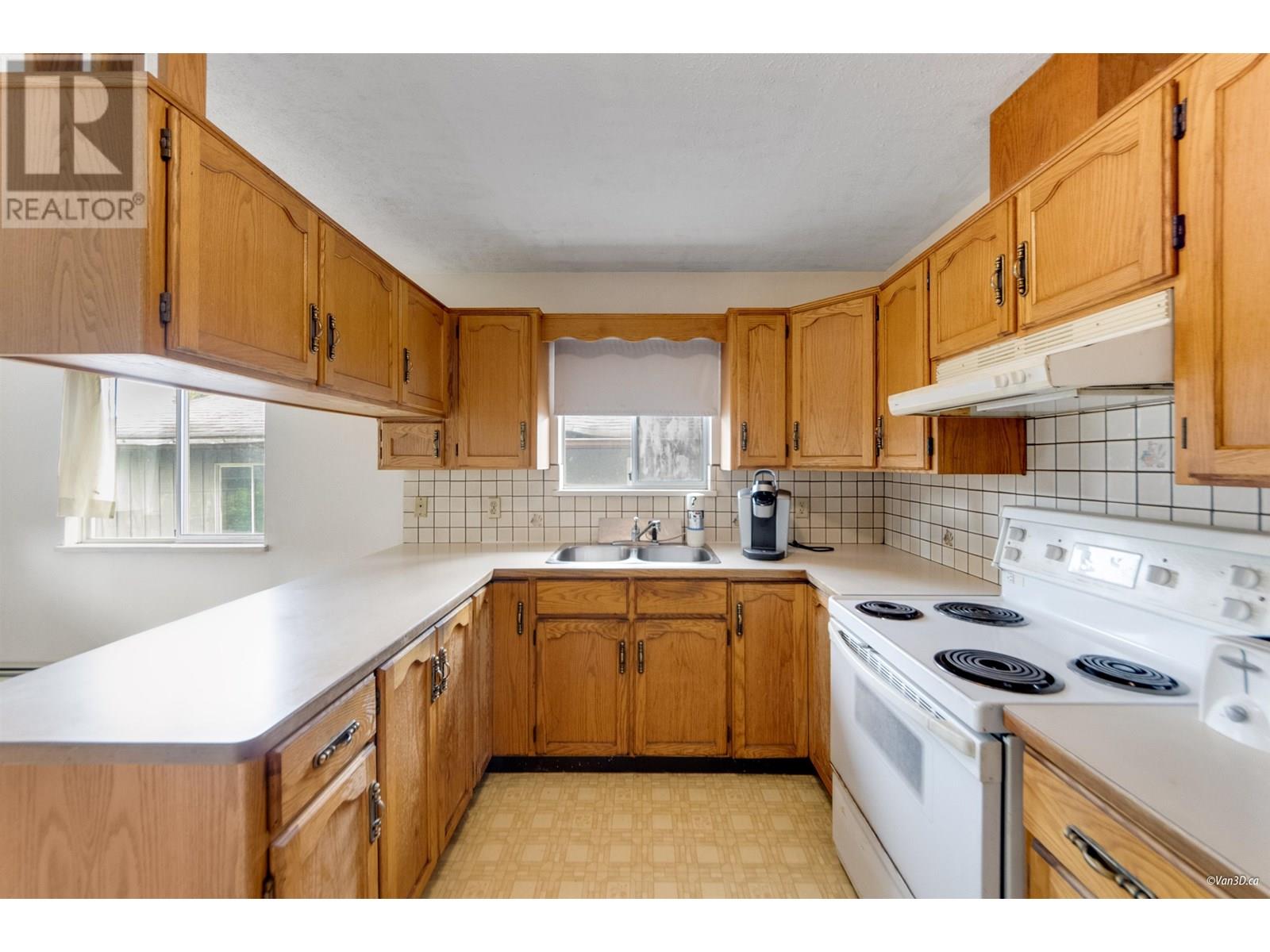 Photo 15 of 7769 10th Avenue, Burnaby BC