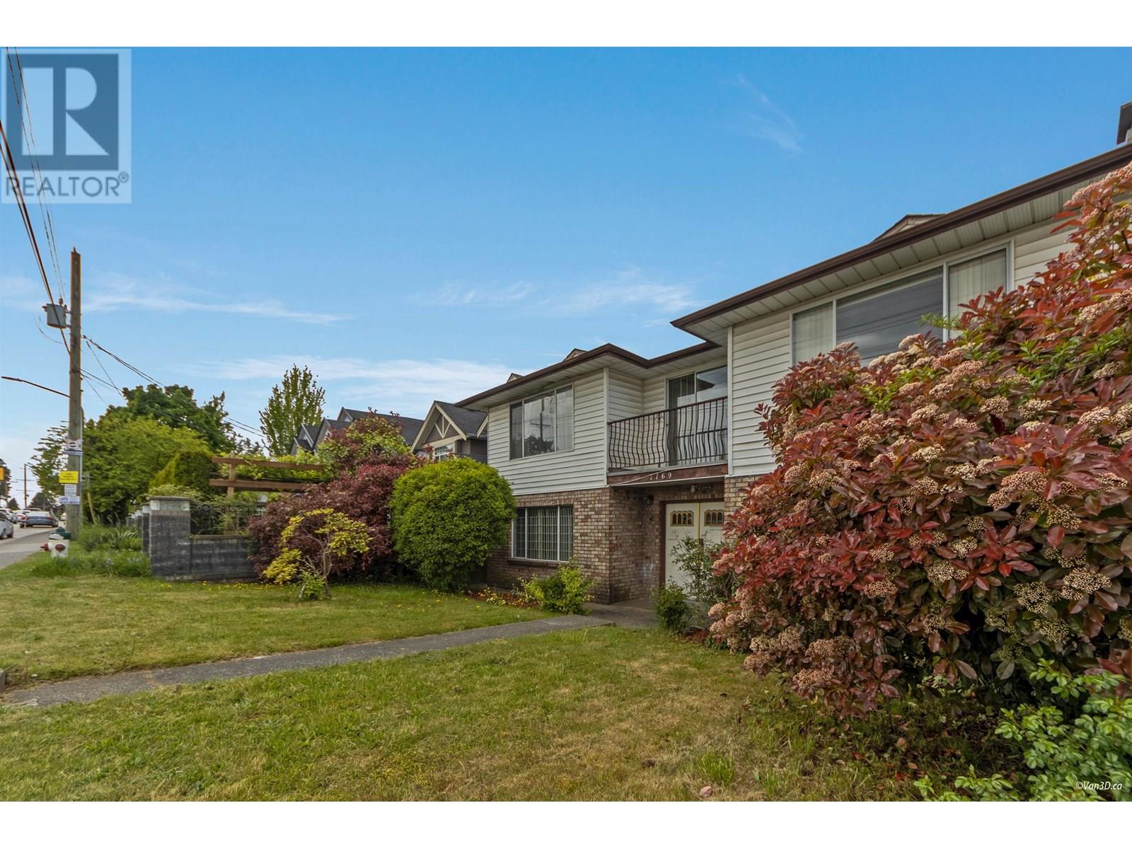 Photo 2 of 7769 10th Avenue, Burnaby BC