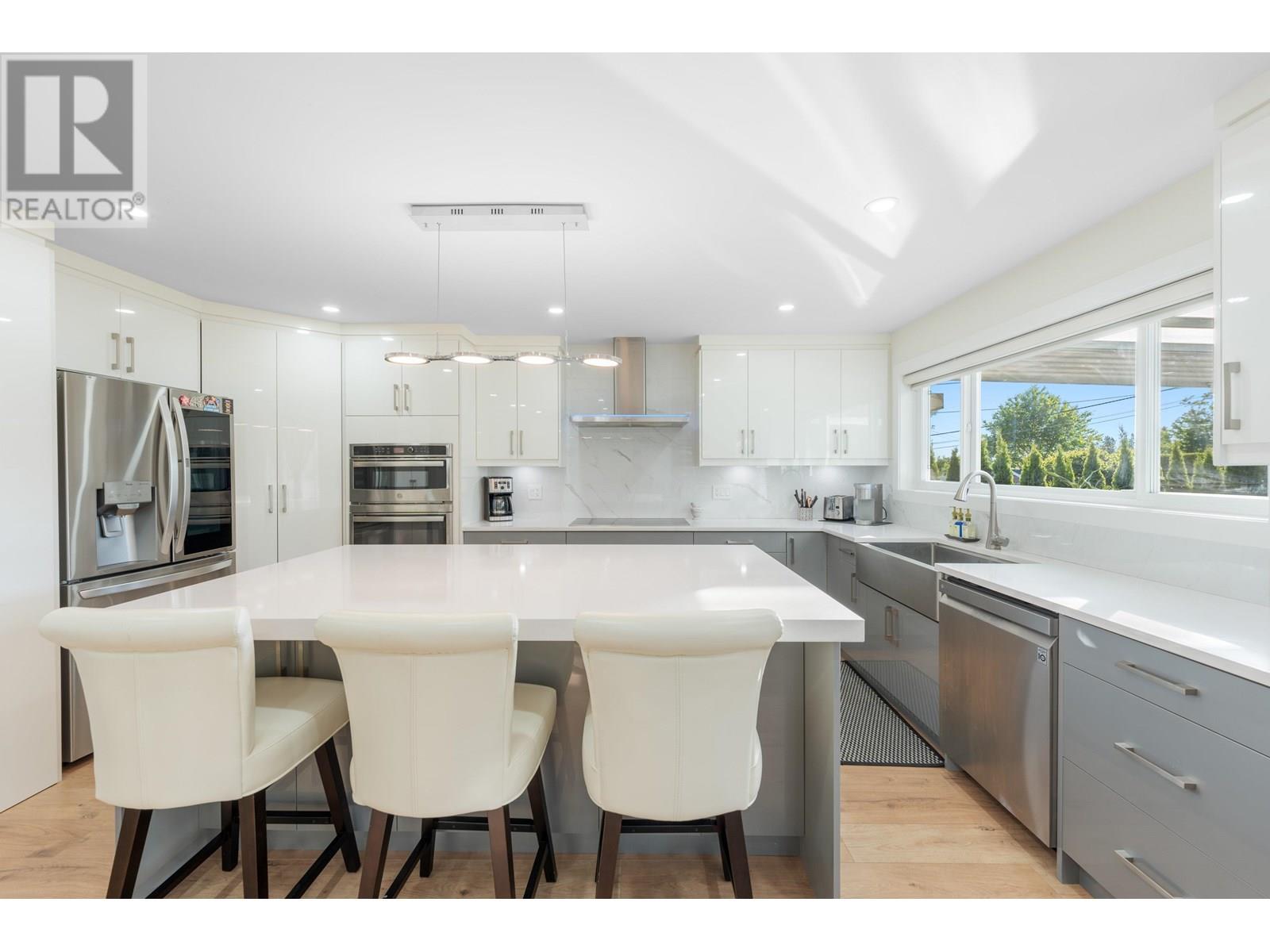 Photo 4 of 8649 11 Th Avenue, Burnaby BC