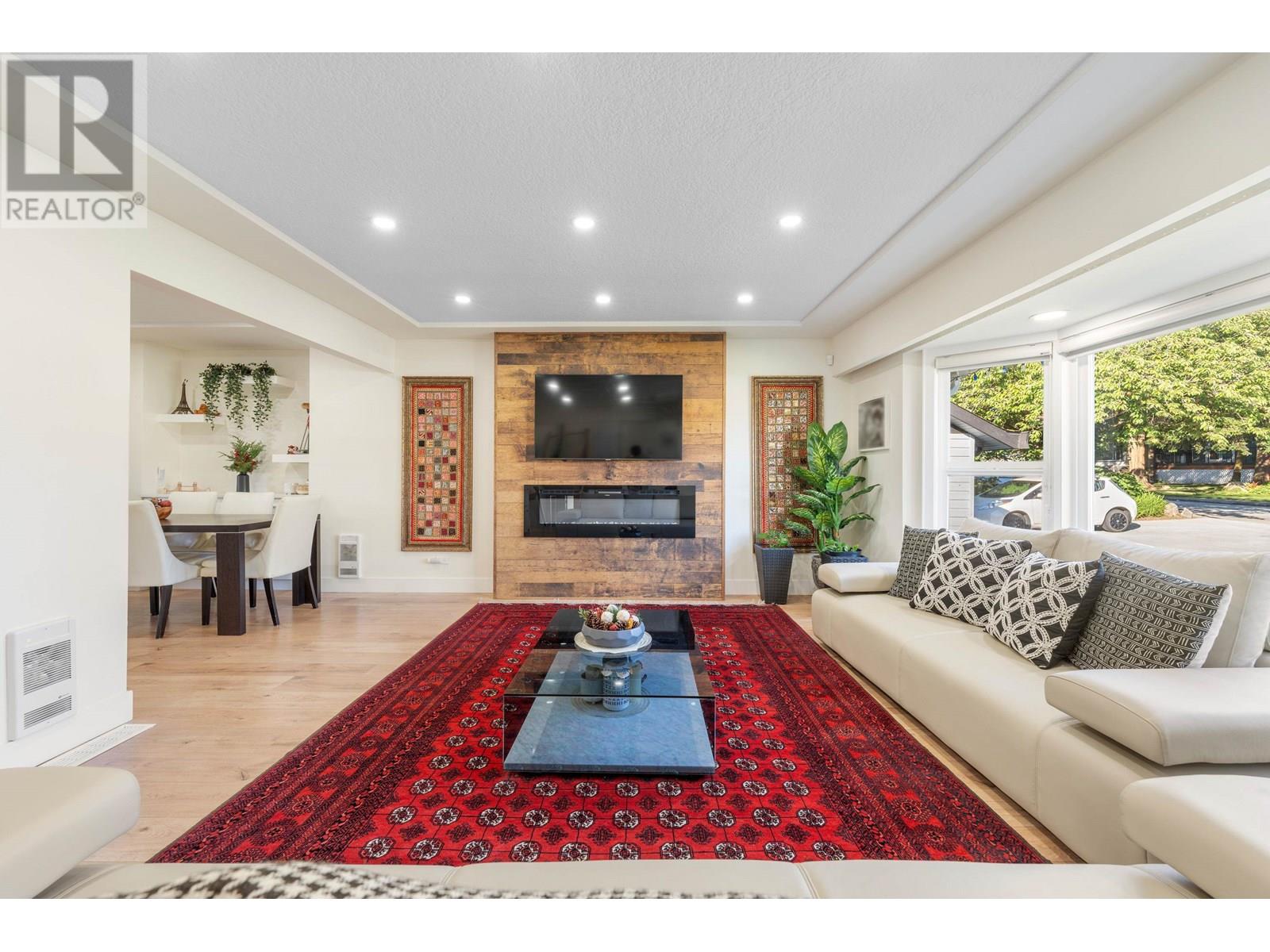 Photo 2 of 8649 11 Th Avenue, Burnaby BC