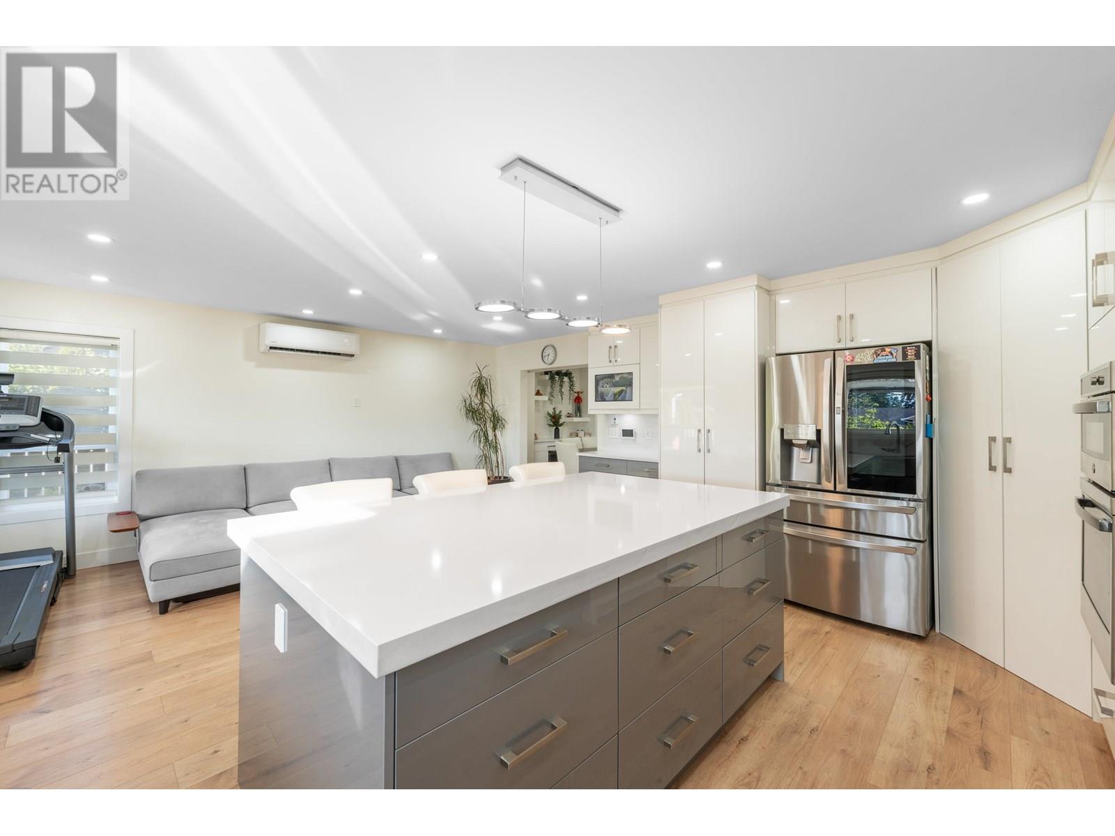 Photo 6 of 8649 11 Th Avenue, Burnaby BC