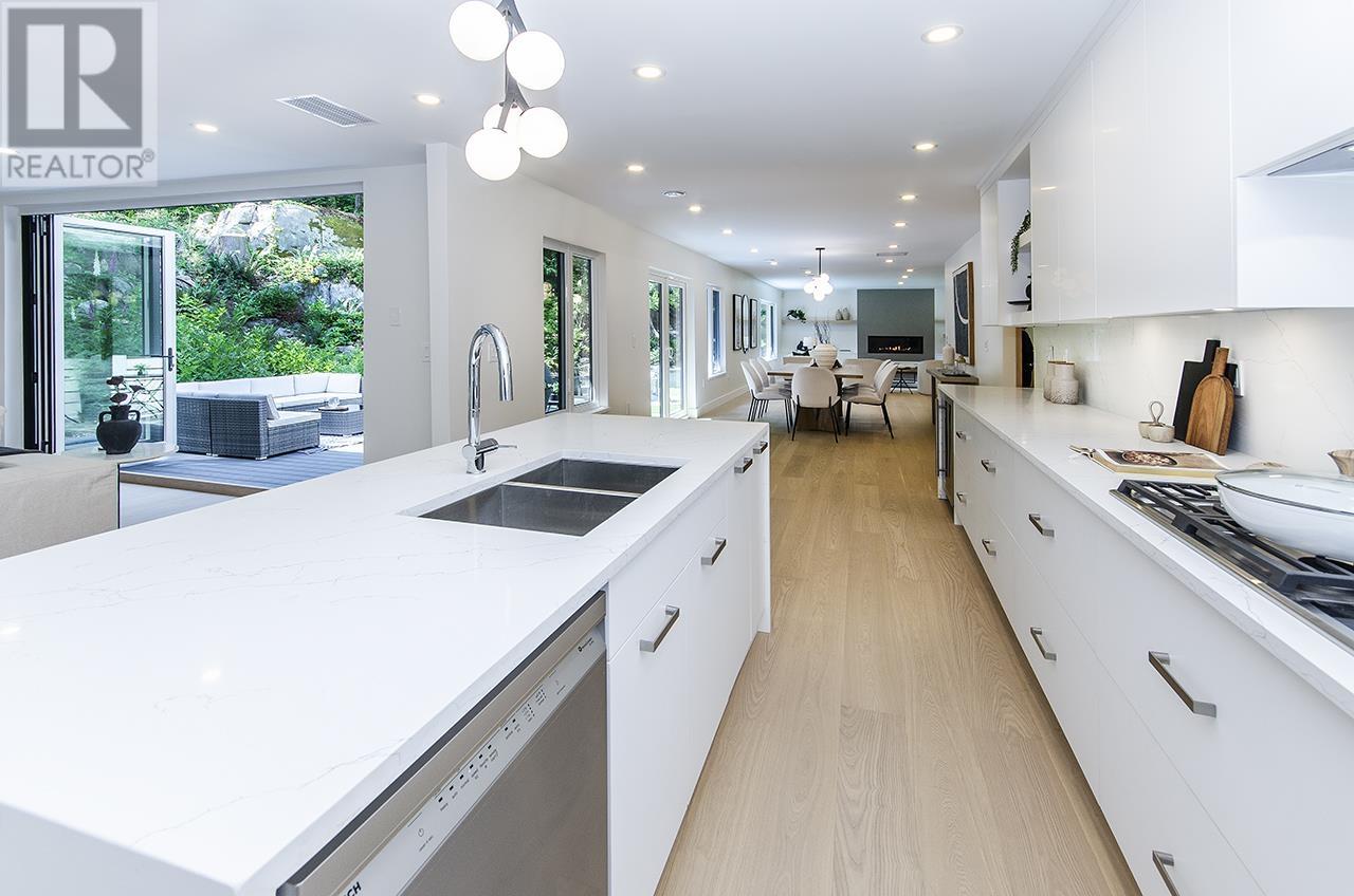 Photo 15 of 4002 Bayridge Avenue, West Vancouver BC
