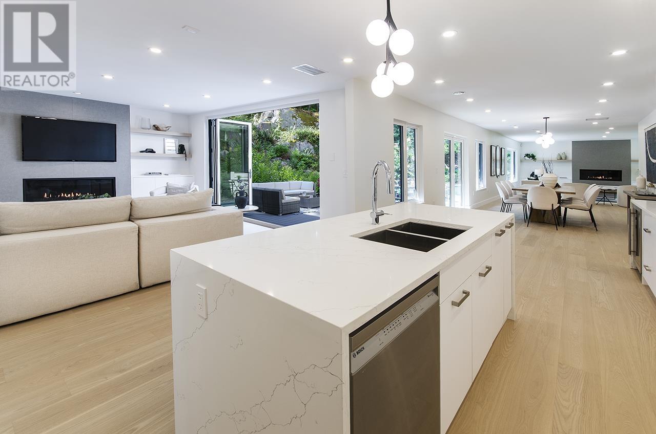 Photo 16 of 4002 Bayridge Avenue, West Vancouver BC