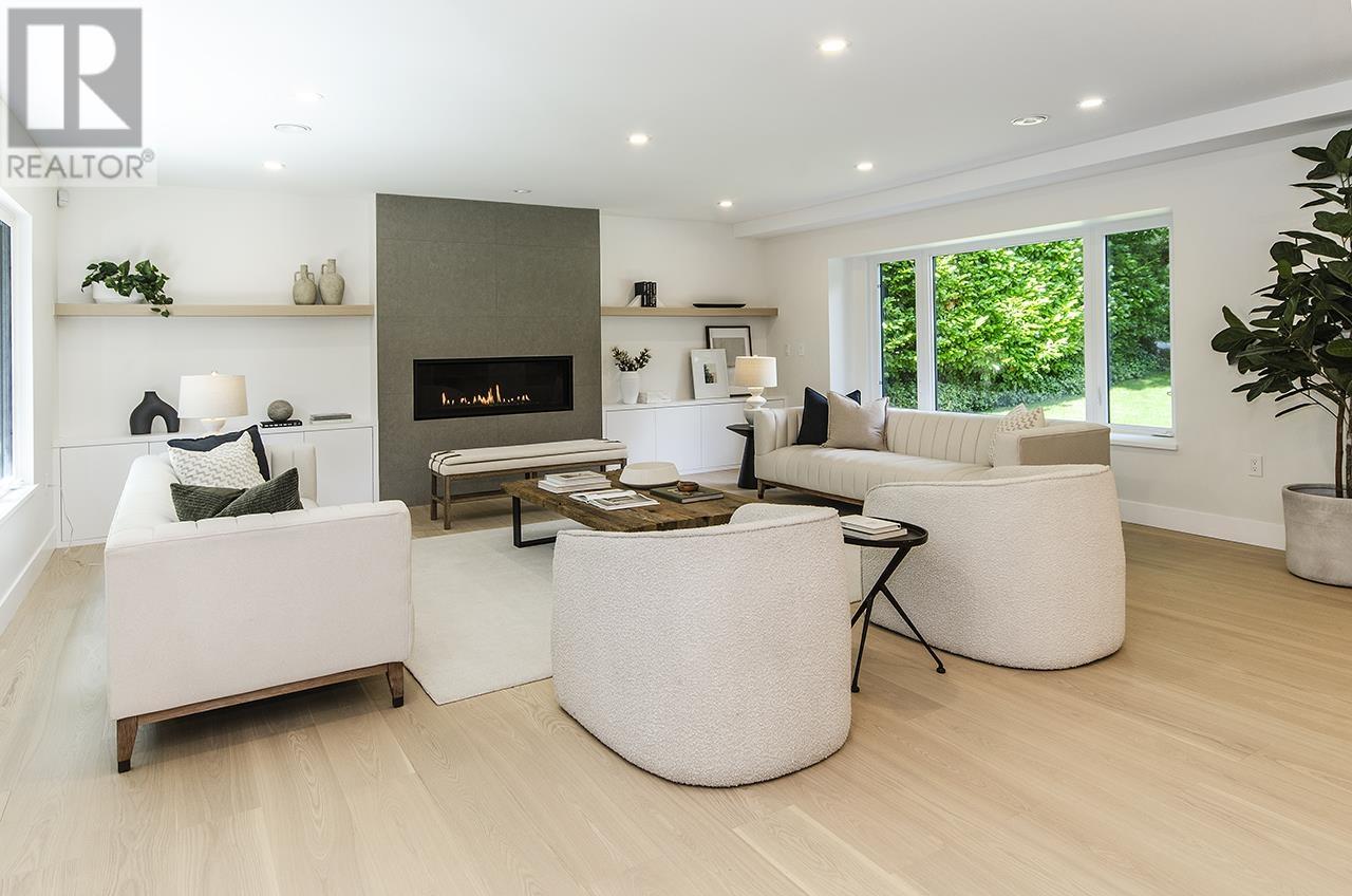 Photo 4 of 4002 Bayridge Avenue, West Vancouver BC