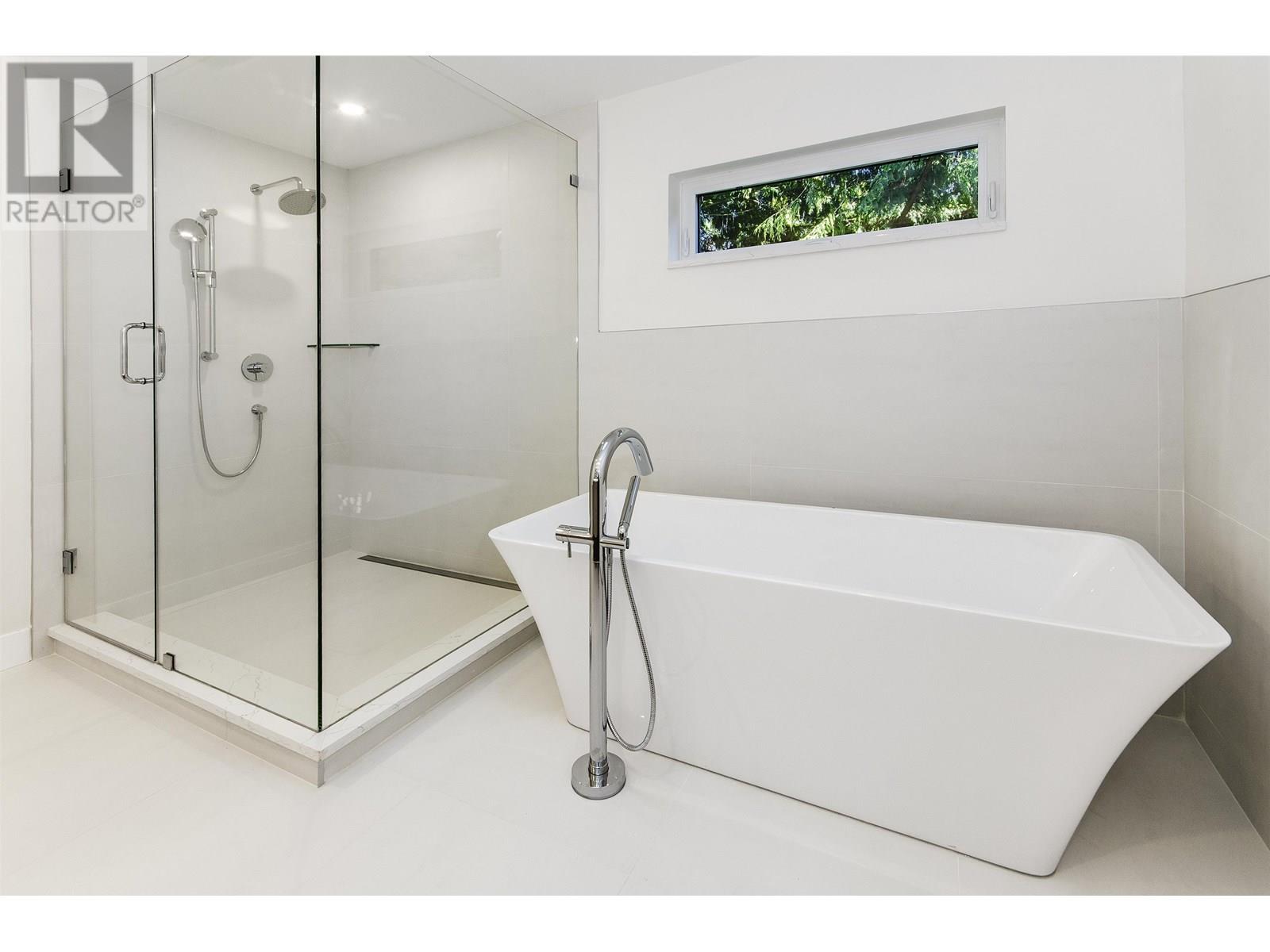Photo 33 of 4002 Bayridge Avenue, West Vancouver BC