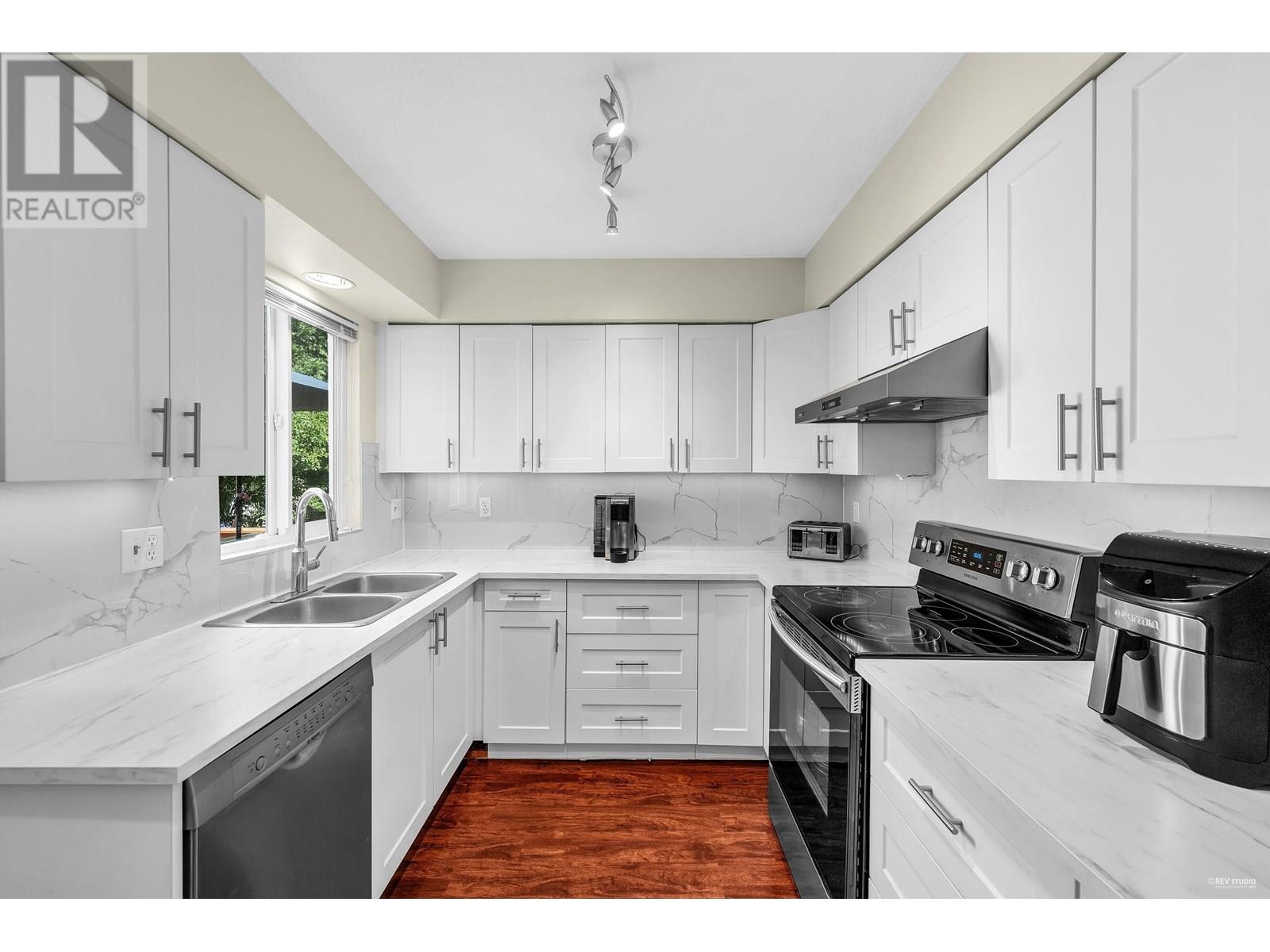 Photo 8 of 7331 Lismer Avenue, Richmond BC