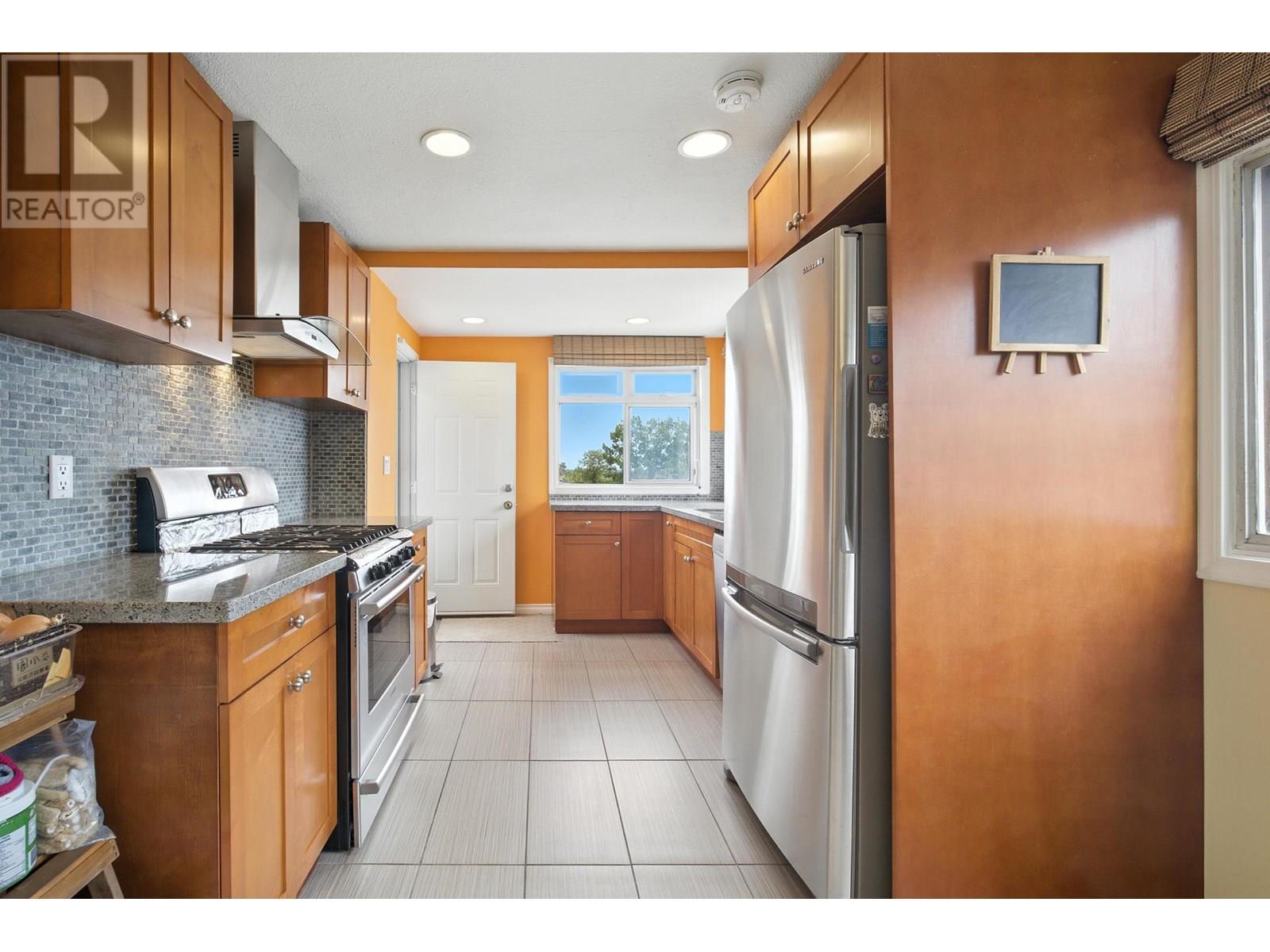 Photo 13 of 966 E 64th Avenue, Vancouver BC
