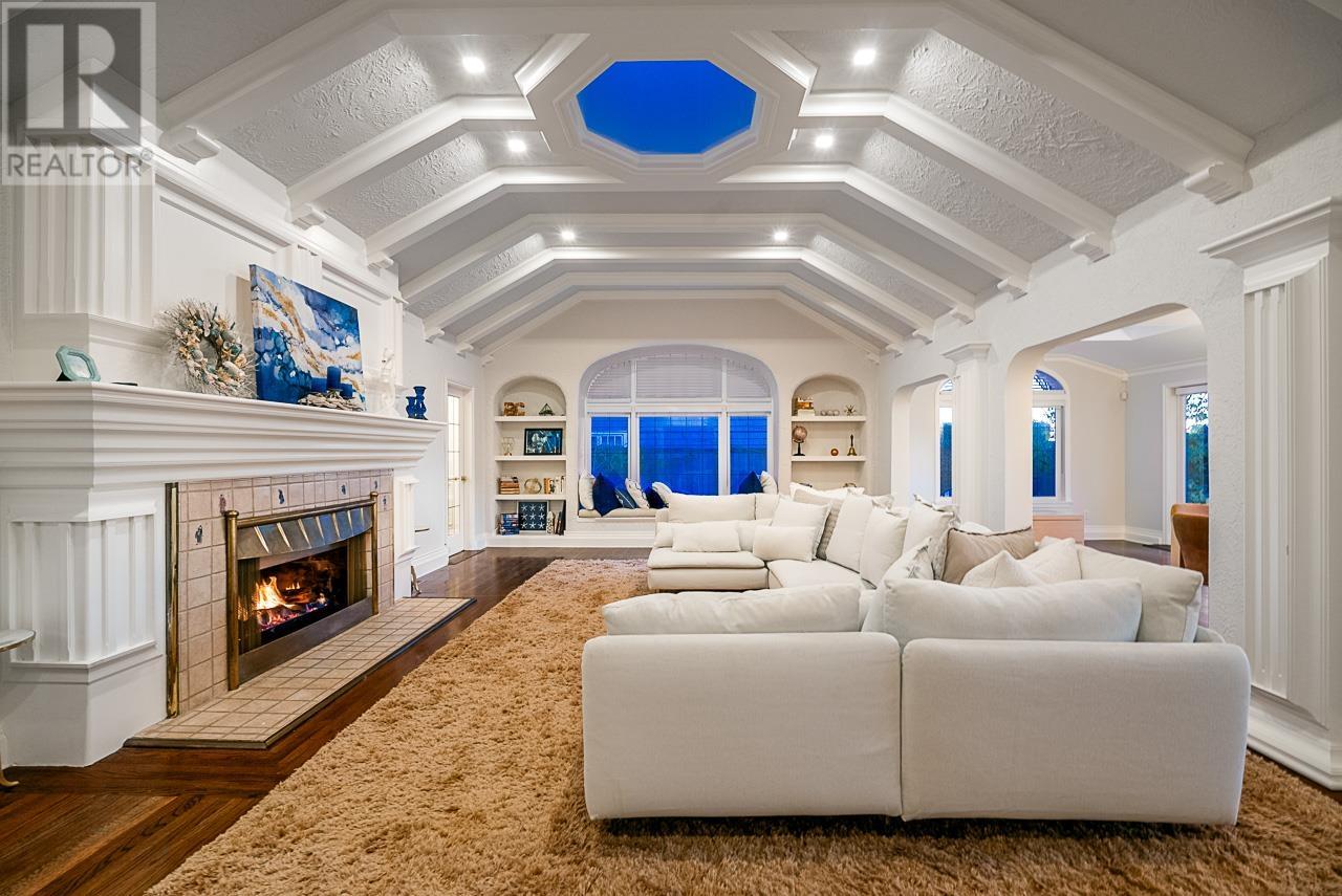 Photo 4 of 4480 Ross Crescent, West Vancouver BC