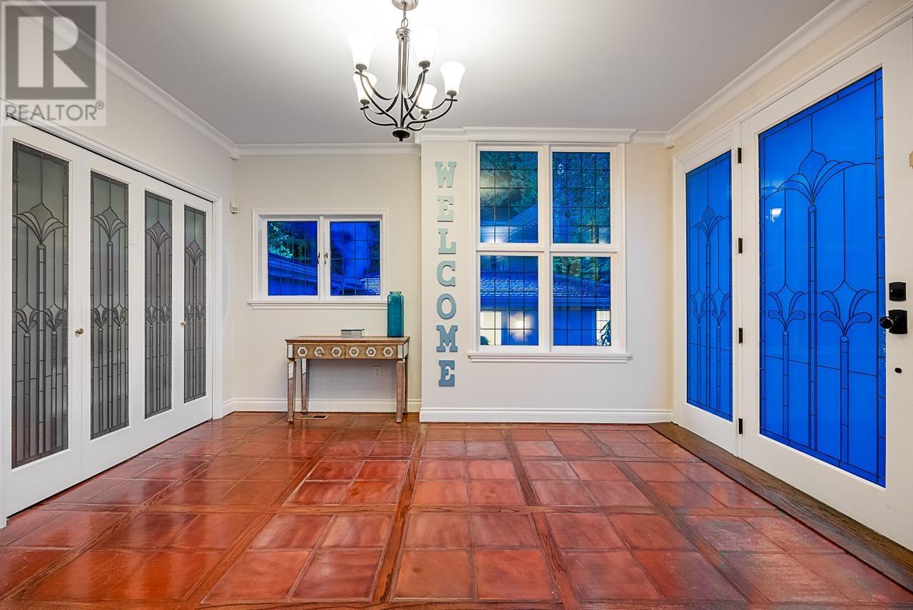 Photo 3 of 4480 Ross Crescent, West Vancouver BC