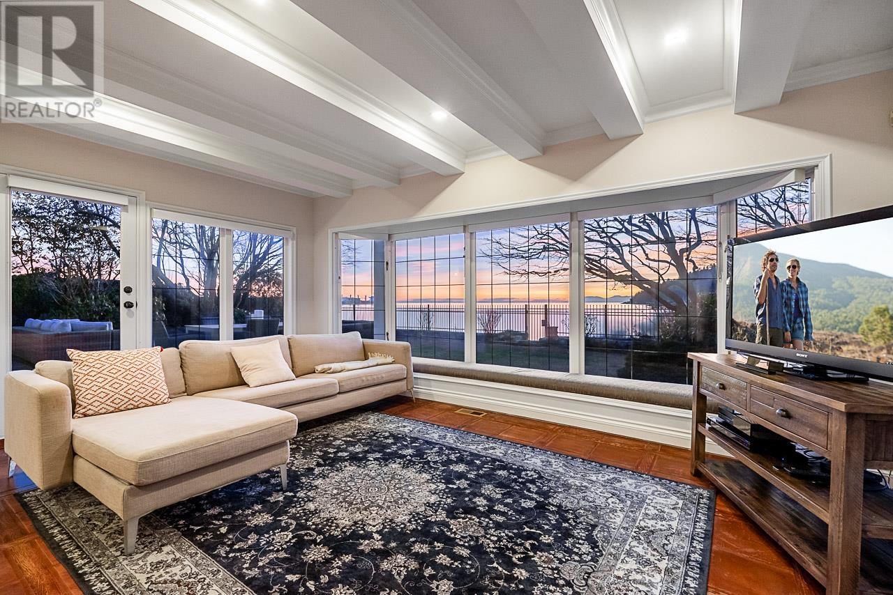 Photo 10 of 4480 Ross Crescent, West Vancouver BC