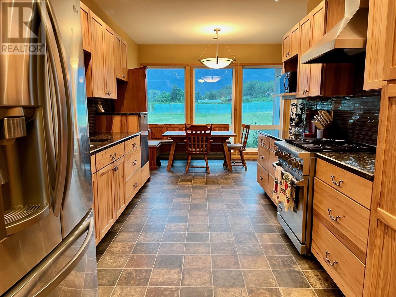 Photo 38 of 802 25th Avenue S, Creston BC